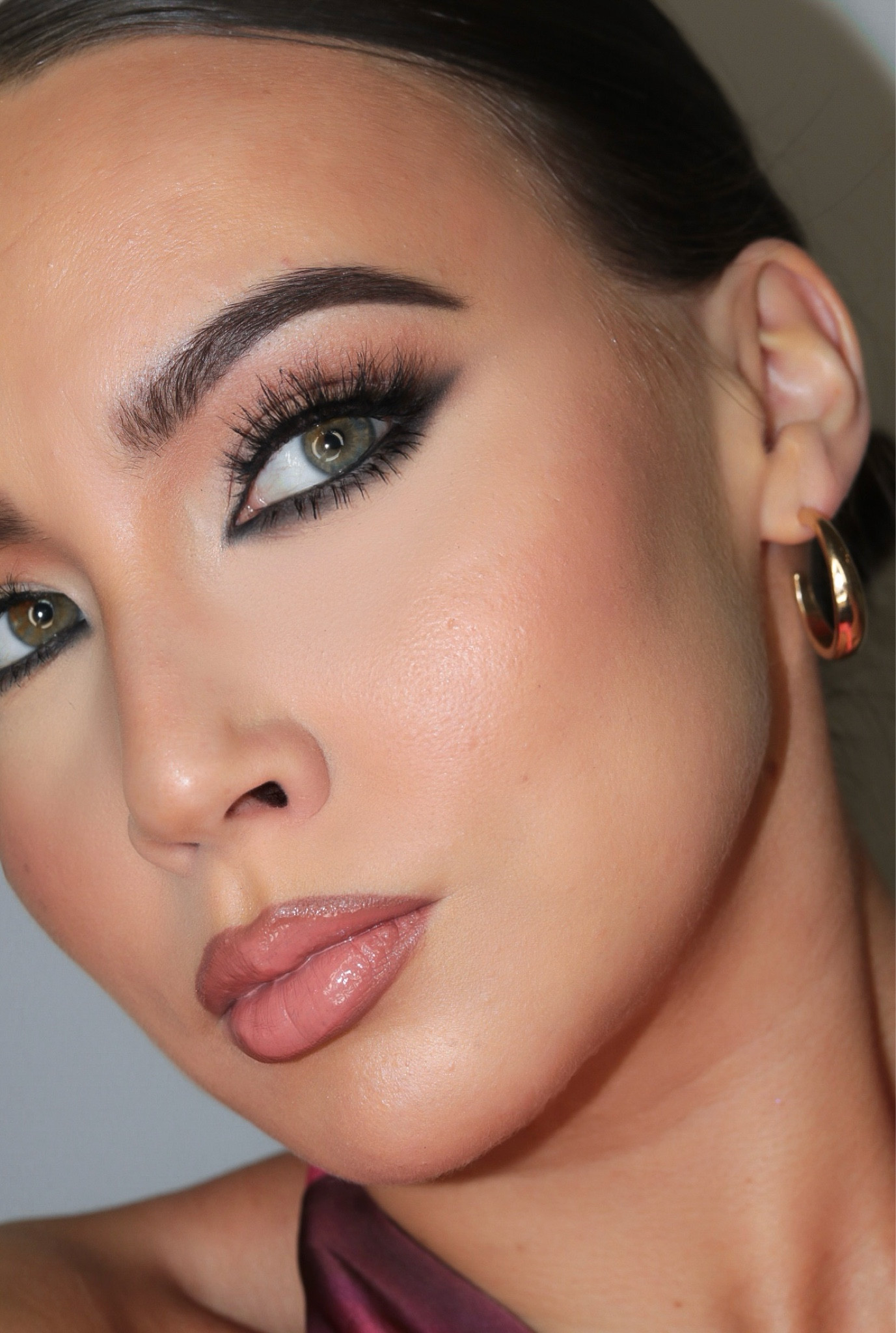 Reverse smokey eye, smokey liner, nude lips, makeup look

#LTKeurope #LTKbeauty