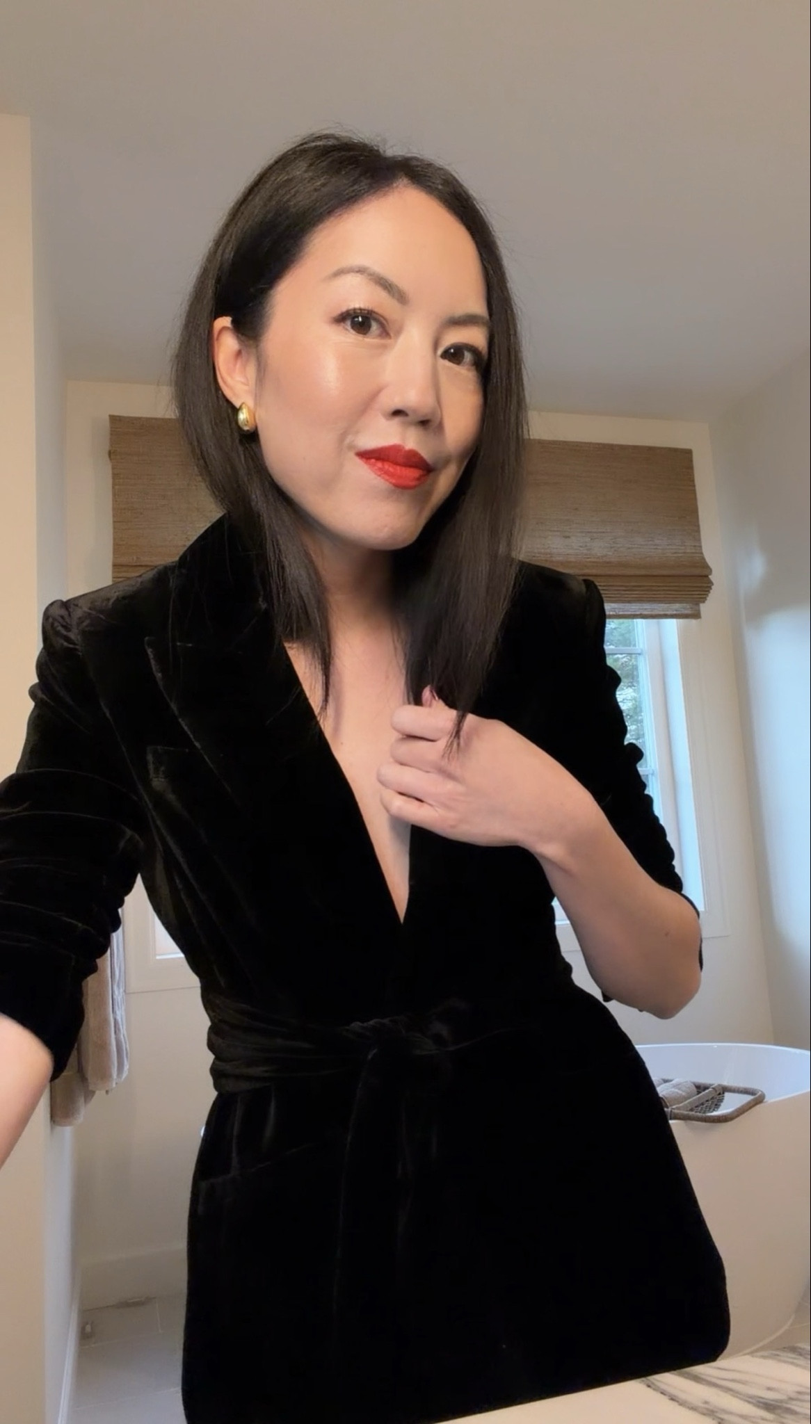 Finishing touches for my holiday look! Was shocked at how quick-dry this nail lacquer *actually* was – I did it just 10 minutes before doing my makeup and didn’t even smudge or chip it while getting ready! 

#ad @dolcegabbana_beauty #DGBeauty #DGMakeup #DGHoliday #cleanbeauty
#holidaylook

#LTKgrwm #LTKHoliday #LTKootd