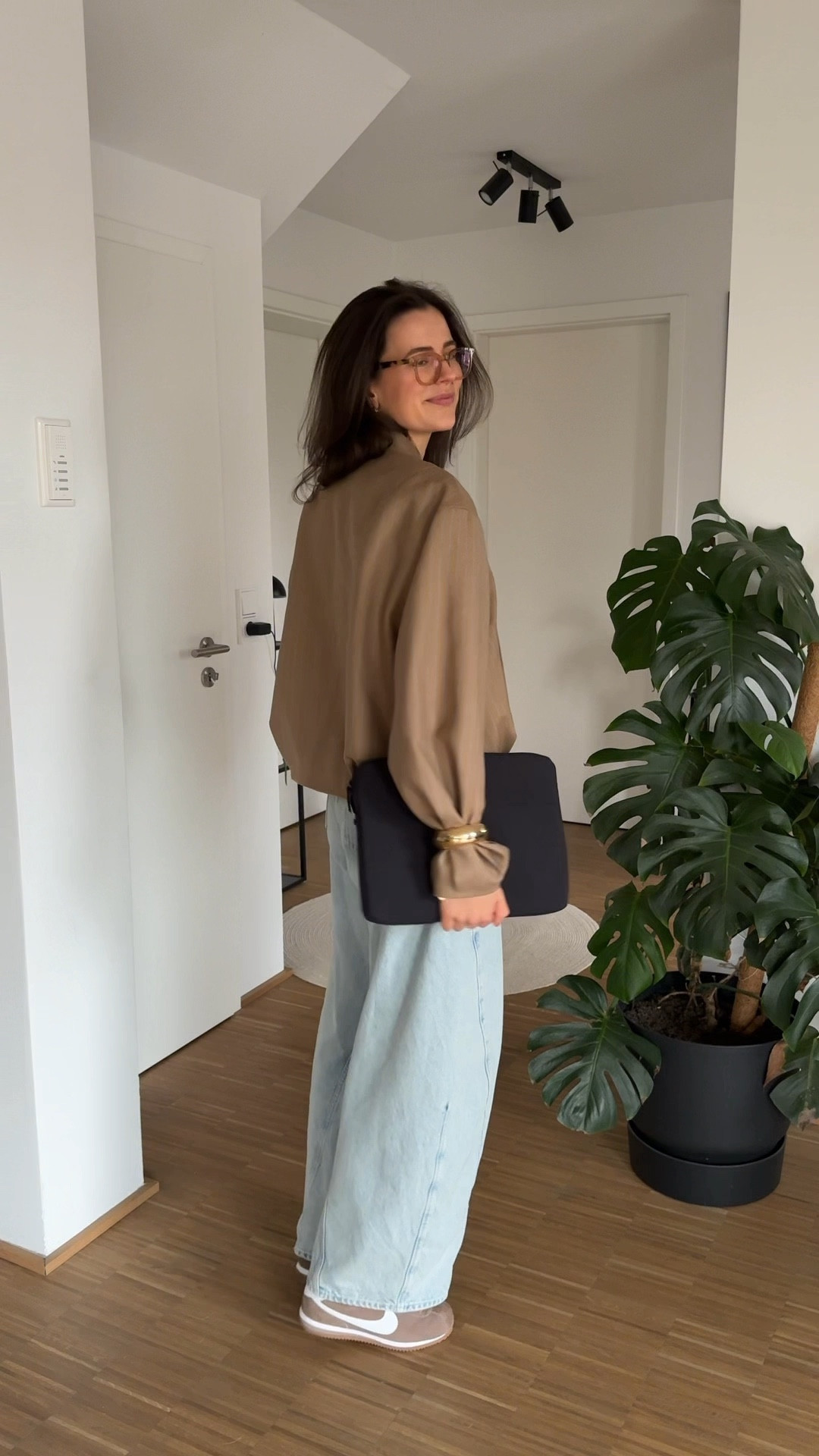 GRWM fürs Büro 🫶
Liebe die Jacke so sehr — vor allem in Kombination mit der Barrel Leg Jeans & den Armreifen ✨

#LTKFashionMonth #LTKworkwear #LTKdeutschland