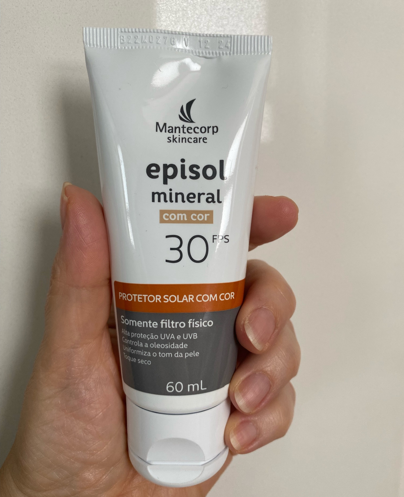 Filtro solar mineral com cor que eu não vivo sem. O pigmento contido no produto é excelente para proteger a pele do sol, ainda mais para quem tem melasma. Forma mais uma camada de proteção, que nesse caso é física. É bem fácil de espalhar, protege e ainda deixa a pele bonita. Funciona como uma base leve ou BB cream.

#LTKover40 #LTKbrasil #LTKbeauty