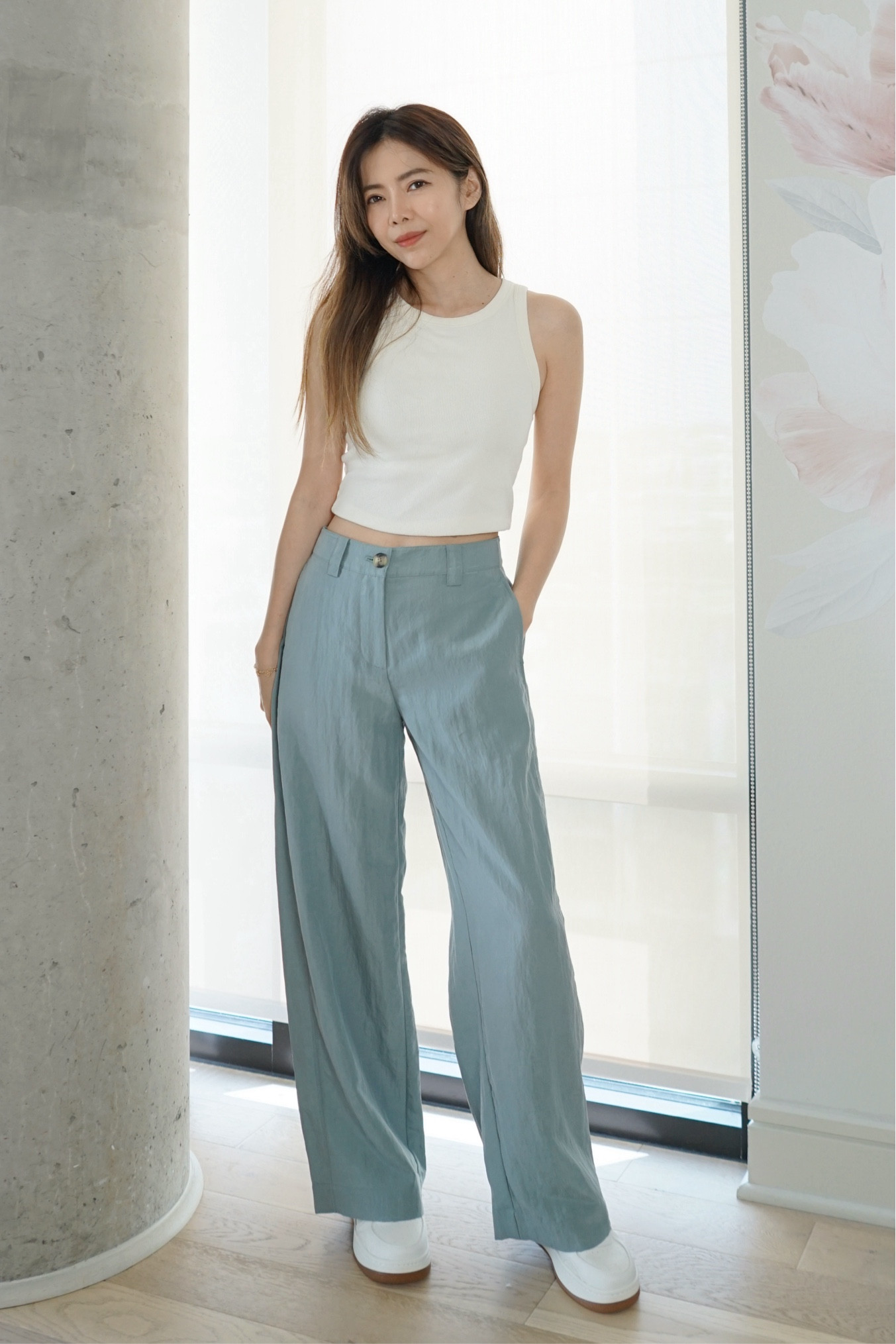 NEIWAI Low-Rise Trousers  低腰休閒寬褲，一看到這個湖水色就好喜歡，是夏天的色調，褲子材質 90% Lyocell，光看這個材質就可以知道，是很滑順柔軟的質料，穿起來輕飄飄而且有涼感，親膚感非常好。褲子本身就是有紋裡，是比較休閒感的風格
@neiwaiofficial
#NEIWAI #MadeToLiveIn #NEIWAIfriends #AD
