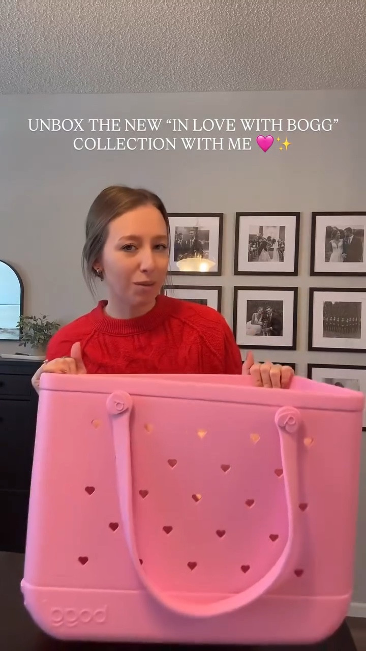How cute is this new “In Love With Bogg” collection from @boggbags 🩷 these are too good not to share 🤭 

Take this as your sign to get yourself a Valentine’s Day present this year that you will actually use! Say “BAG” for details sent to your inbox! 💌 

#boggbag #ValentinesDay #unboxing #gifted #ad https://liketk.it/5JnkP