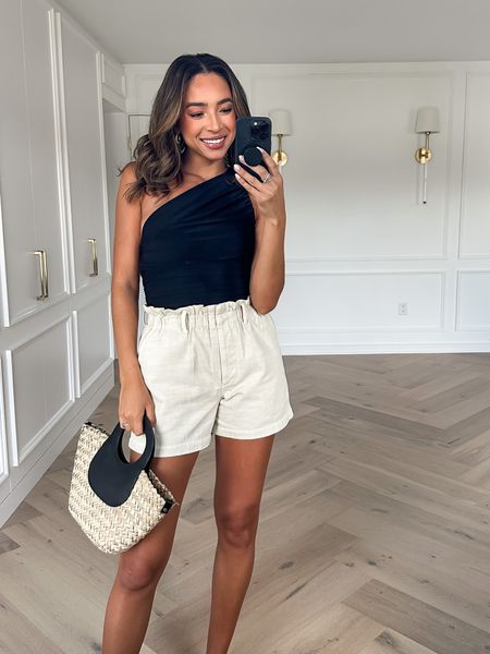 Evereve casual summer outfit try on haul! Wearing a Small in one shoulder tank (if between sizes size down), and a Small in beige shorts (relaxed fit). Tank and shorts are super comfy!





Casual outfit
Summer outfit

#LTKunder100 #LTKstyletip #LTKSeasonal