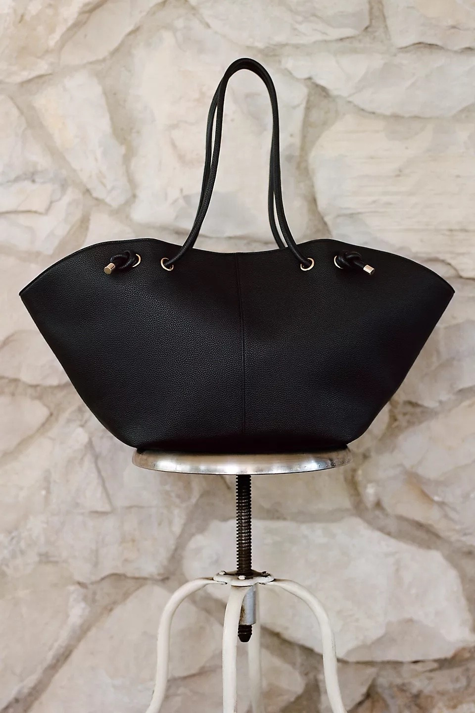 Fall tote 🖤

#tote #falltote #handbag

#LTKgrwm #LTKWorkwear #LTKOver40