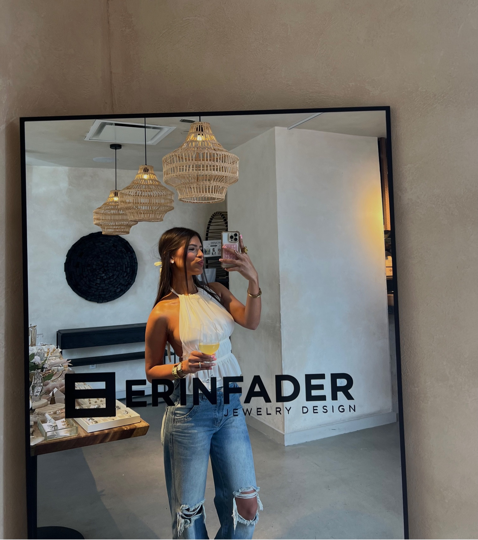 Después de haber visto el set por todas partes decidí comprarme este top que siento que puede ir con casi todo! Poquito a poco introduciendo piezas un poco más clásicas y cuánta finuraaa, I love it here 🤎


#LTKFindsUnder50 #LTKSeasonal #LTKStyleTip