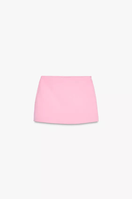 Falda pantalón de tiro alto. Falsos bolsillos de doble vivo en espalda. Cierre lateral con crema... | Zara US
