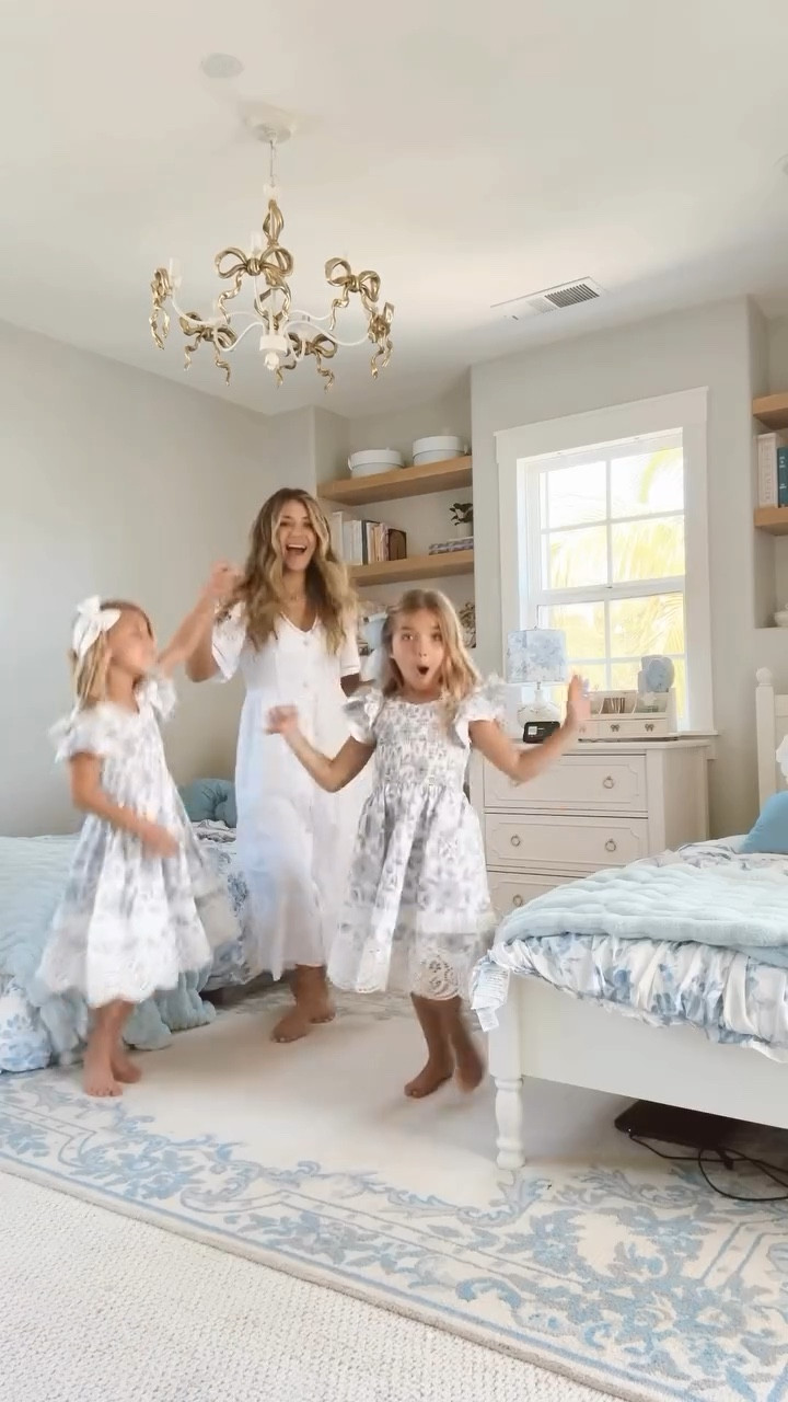 When you realize you match the room 👏🏼🩵 ….Dance party!