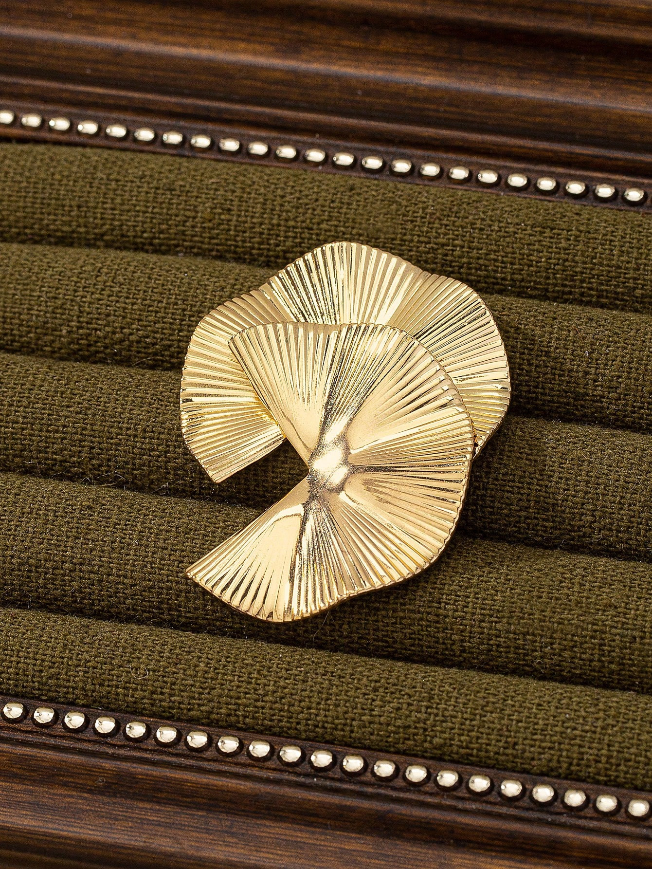 1pc Stylish Retro Fan Textured Metal Alloy Fashion Brooch | SHEIN USA | SHEIN