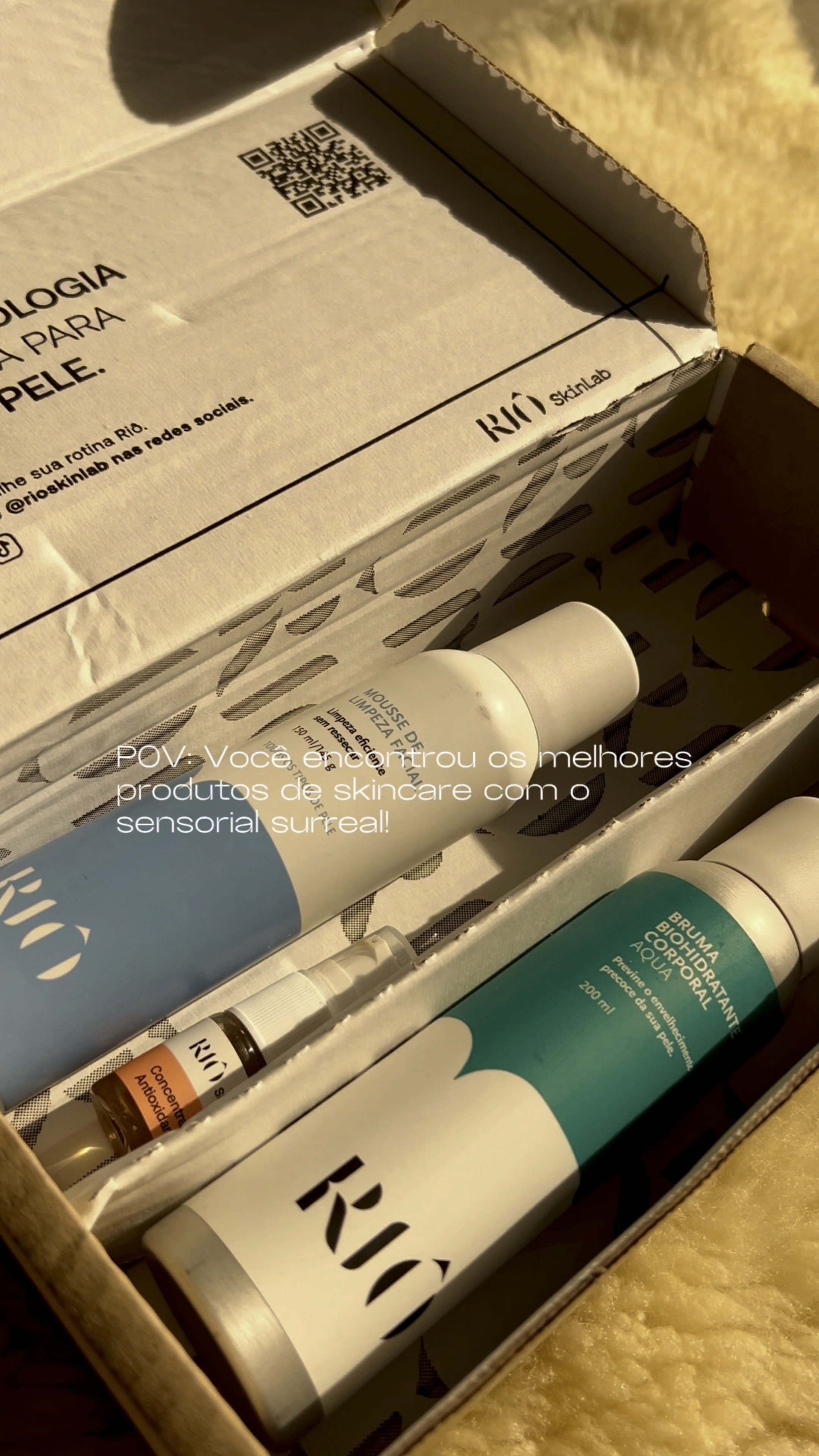 Quem me acompanha sabe que eu amo ter meu momento de autocuidado, por isso, inclui na minha rotina os produtos da Riô SkinLab! 

Começo com Mousse de Limpeza Facial:

Limpa sem agredir, revigora e devolve a maciez da pele. Nova experiência de limpeza: textura chantilly com microbolhas que ampliam o tempo de ação dos bioativos e proporcionam um sensorial extremamente agradável.

Em seguida aplico o Concentrado Antioxidante: 
O maior aliado contra o envelhecimento da pele. Sérum com a Vitamina C mais moderna do mercado que, combinada com poderosos antioxidantes, combate e previne os danos dos radicais livres e da radiação UV. 

E finalizo com a Bruma Biohidratante Aqua:
Hidrata e nutre até as camadas mais profundas da epiderme. 

Apresenta textura superleve e de rápida absorção, ideal para quem quer praticidade. 

Fórmula pró-microbioma: mantém o equilíbrio da população microbiana, reforçando as defesas naturais. 

Reequilibra o pH da pele e a barreira cutânea agredidos durante o banho. 

Fórmula biomimética: a pele reconhece, absorve e aproveita todos os ingredientes. 

Tem ação antioxidante que evita a formação de radicais livres e previne o envelhecimento precoce. 

Possui efeito calmante e ação restauradora.
#skincare # cuidadoscomapele #autocuidado #autoestima #rioskinlab 

#LTKbeauty #LTKbrasil