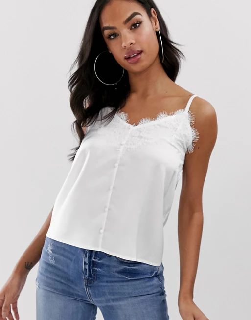 Outrageous Fortune – Camisole mit Spitzenbesatz und Knopfdetail in Weiß | ASOS DE