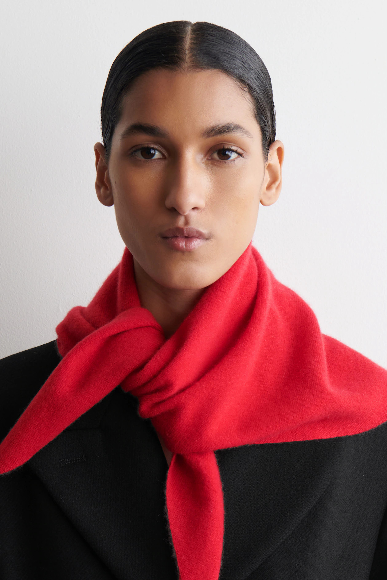 CASHMERE TRIANGLE SCARF - RED | COS US | COS (US)