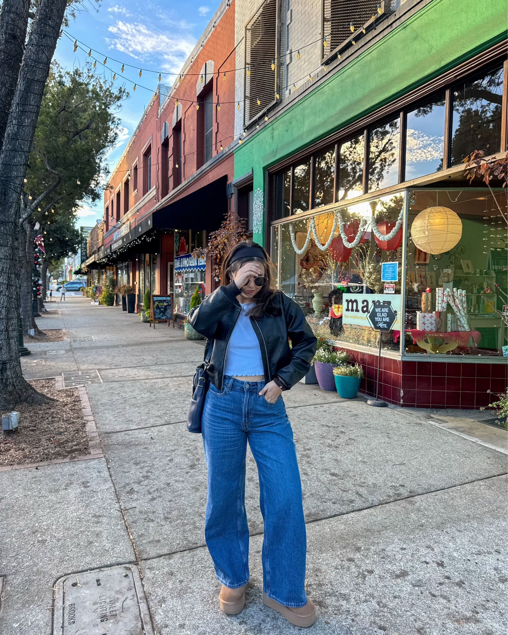 pops of blue 💙

Abercrombie wide leg jeans, lulus faux leather jacket, platform uggs

#LTKPetite #LTKStyleTip #LTKSeasonal