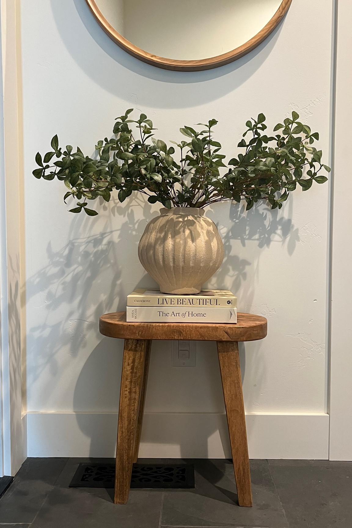 Mudroom feature love

Mudroom 
Entryway 
Bench 
Styling books 
Home design books 
Interior design books 
Organic vase
Neutral decor 
Greenery
Green stems in vase 
Wood stool
Wood bench

#LTKHome