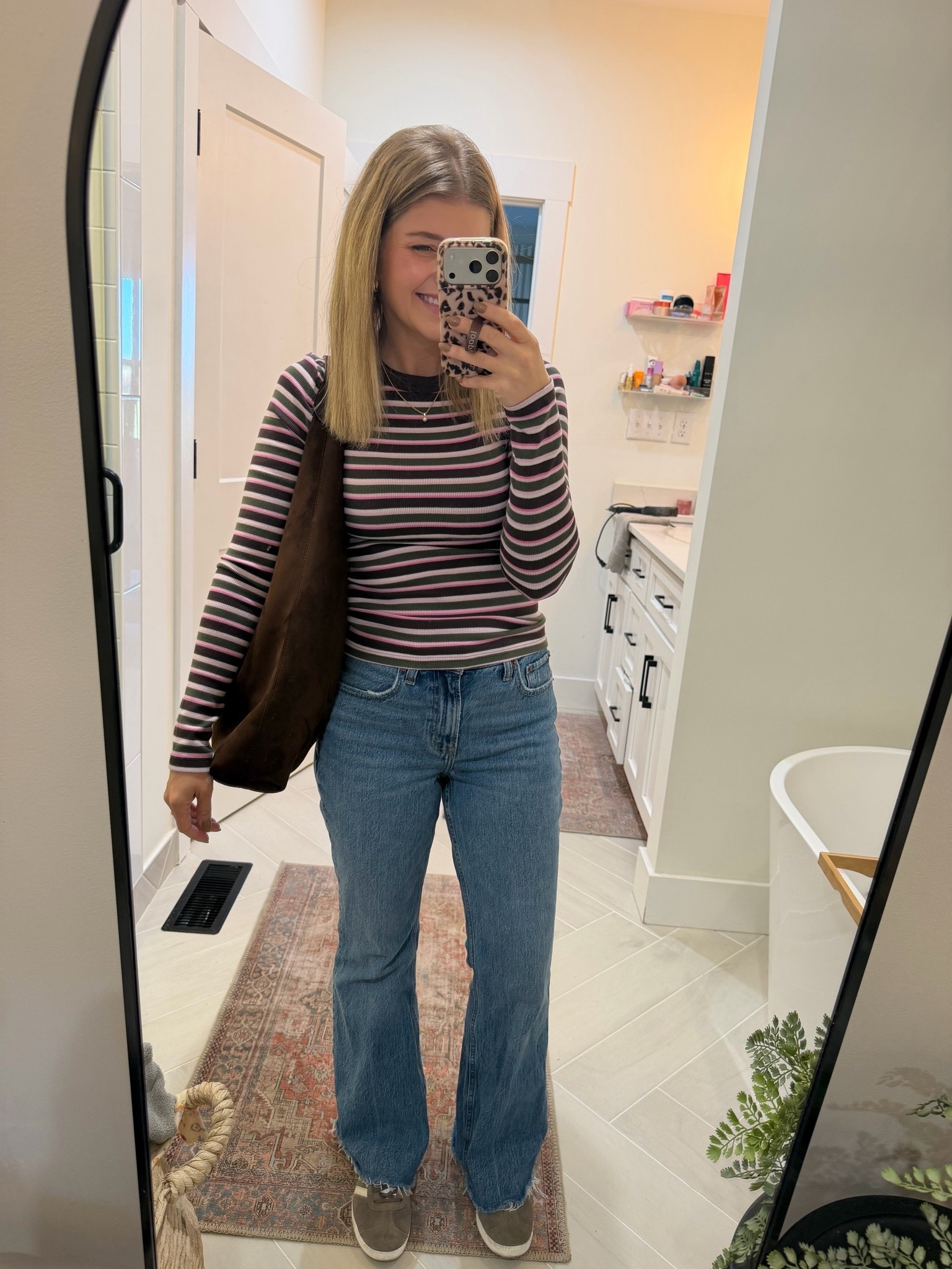 Fall mom outfit.💗🤎🤍
