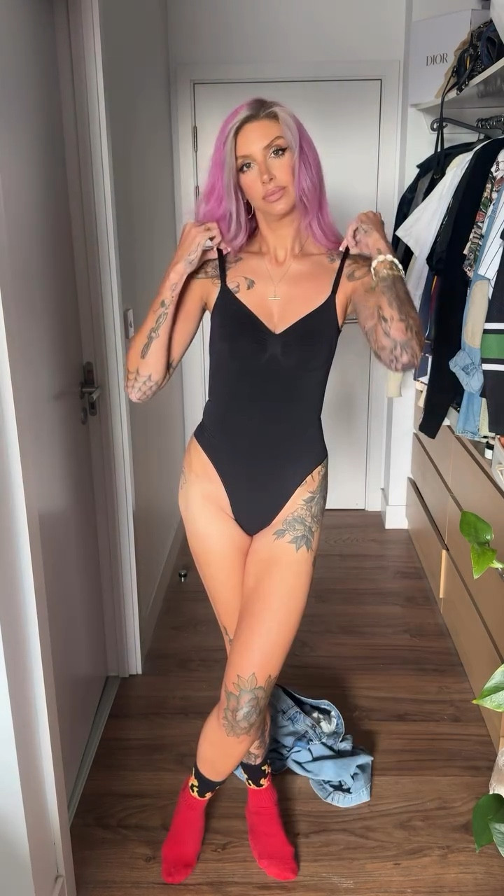 Consider me snatched @skims 🖤
.
.
.
.
.
.
.
.
.
.
#grwm #skims #skimsseamlesssculpt #laurakatelucas #manchesterinfluencer #altstyle #pinkhair skims viral bodysuit