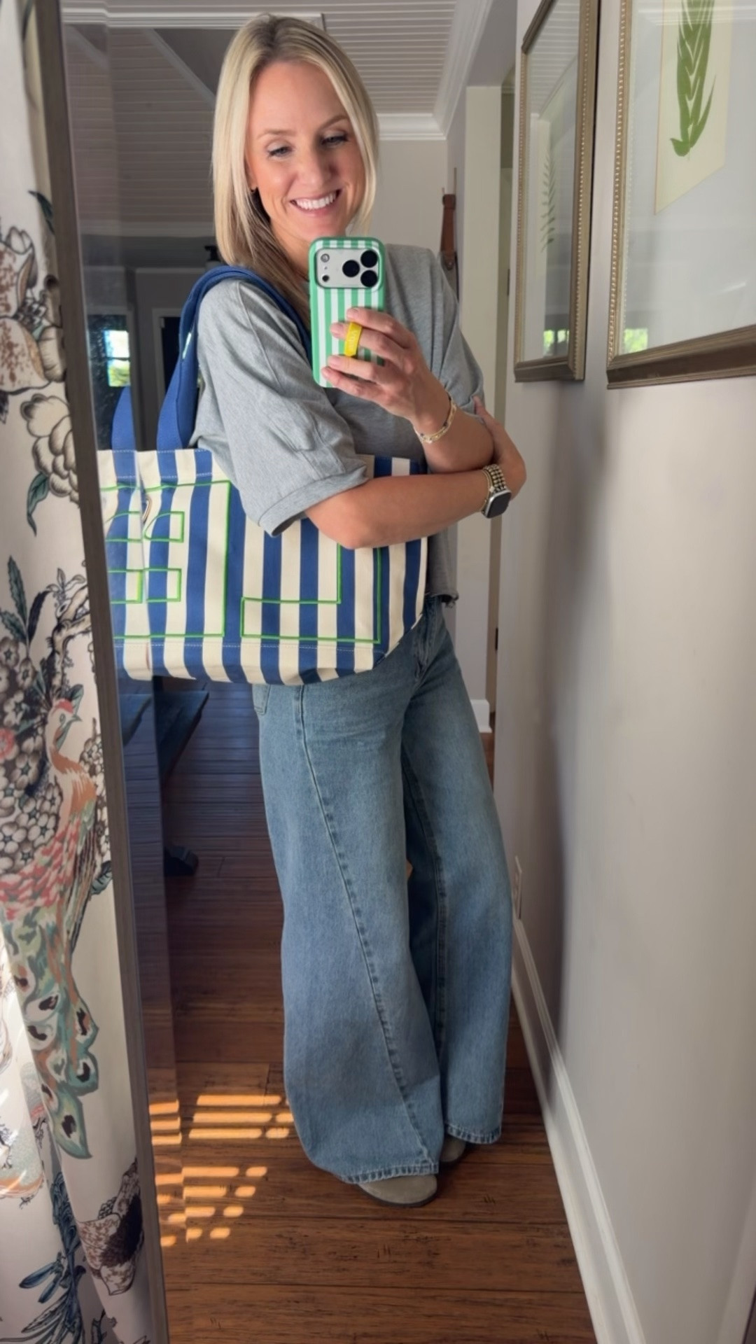 Jeans size small (I’m a 4/27)
Top M