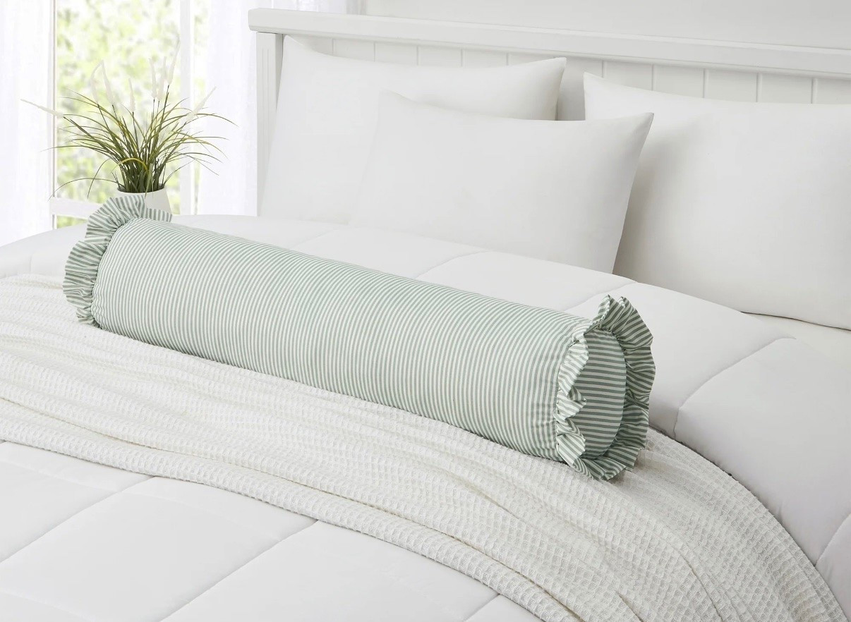 Perfect pillow to add to the stack

#LTKHome #LTKSeasonal #LTKmomlife