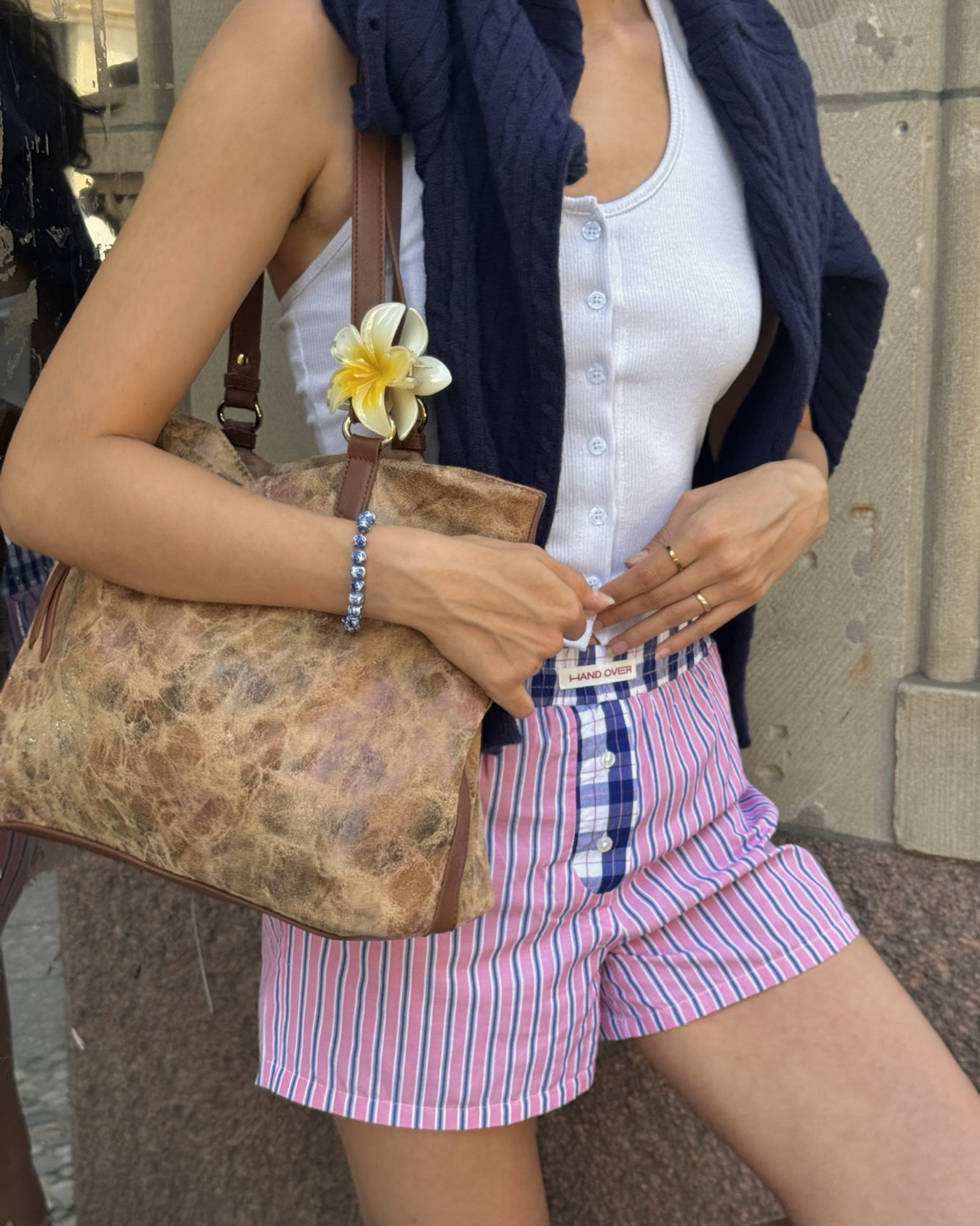 lowkey obsessed with the boxershorts / pyjama trend 🩲🩳👀

also this whole fit just screams SOOOMMEERRR🌞 riiight? hihi 🤭

#berlin #pyjamastyle #summeroutfit #summerfashion #boxershorts #handover #stradivarius #stradilooks #flowerhairclip

#LTKeurope #LTKdeutschland #LTKsummer