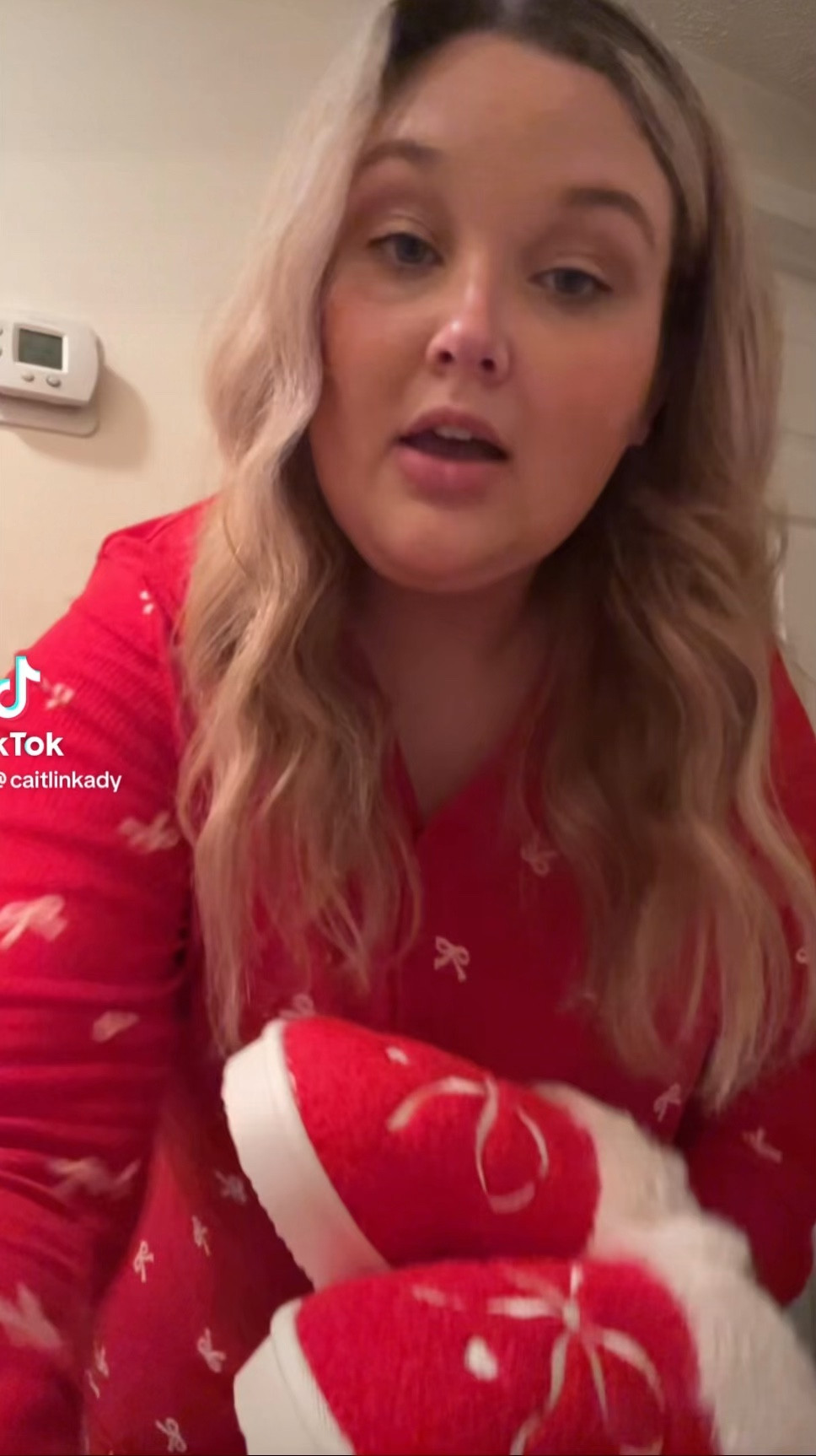 The cutest Christmas bow pajamas and slippers to exist!❤️🎄🎀