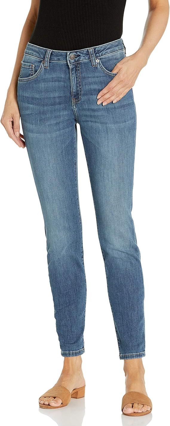 Amazon Essentials Women's Mid Rise Curvy Skinny Jean | Amazon (US)
