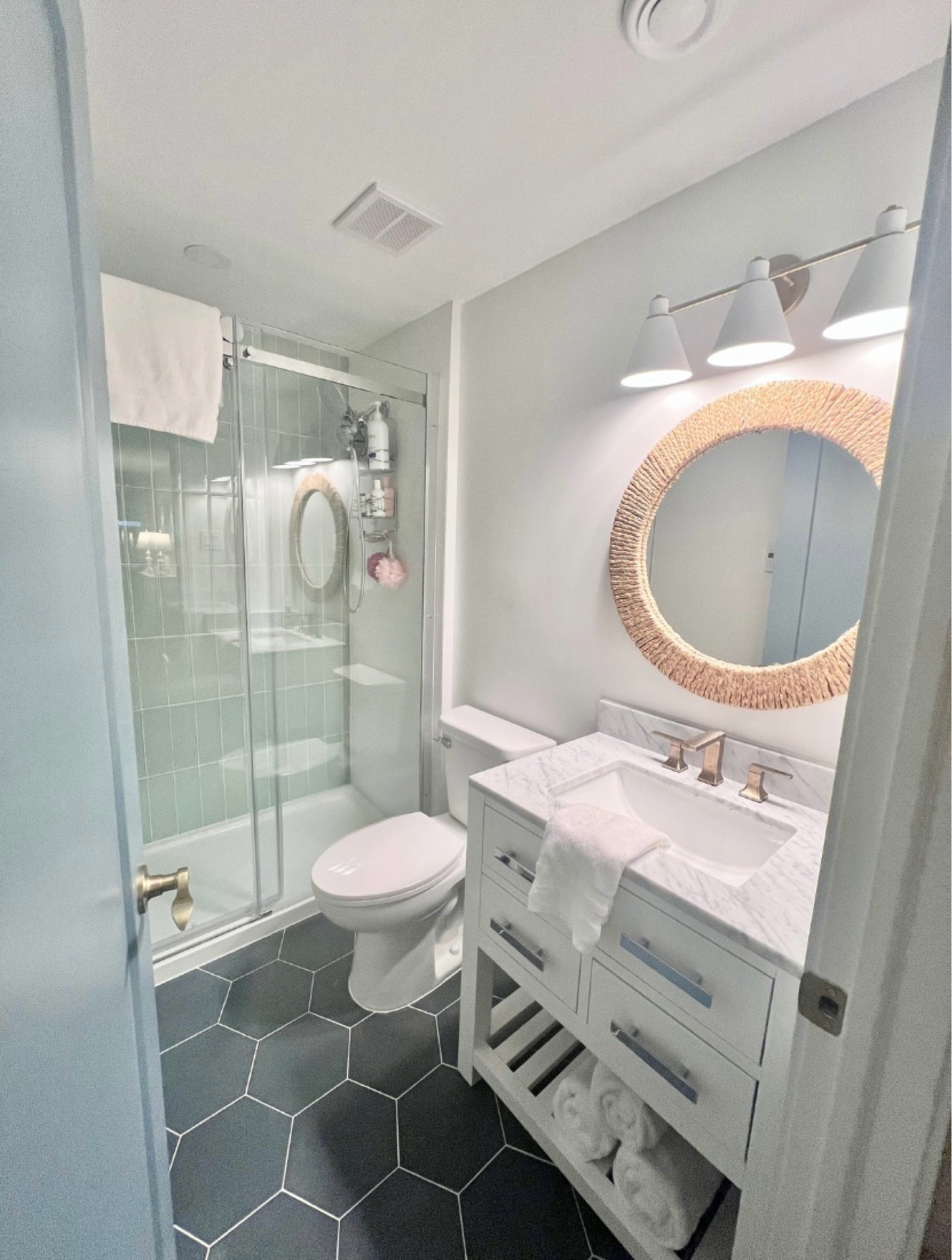 New bathroom reveal!! 🥰

#LTKHome #LTKStyleTip #LTKFamily