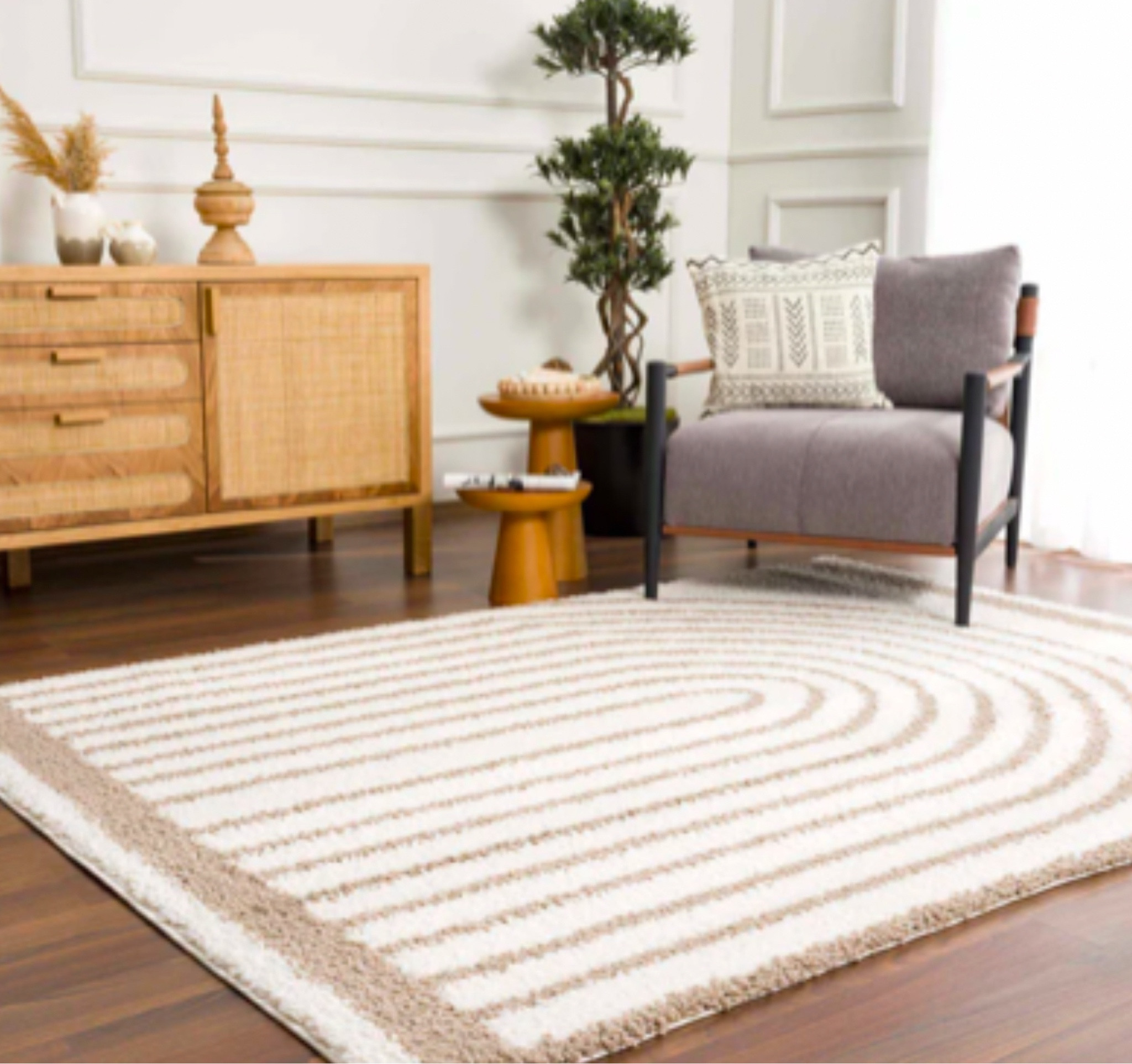 Warm finishes to this room 

#LTKHome