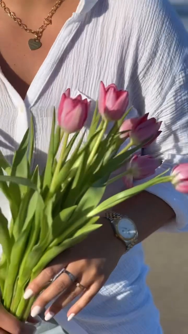 When spring meets the sea 🌷🌊

@abbottlyon has you covered this season with the most beautiful jewelry ✨

It’s giving luxury coastal vibes 🧡

Linking all my jewelry pieces @shop.ltk

#abbottlyon #jewelry #accessories #beach #palmbeach #spring #springvibes #summerstyle