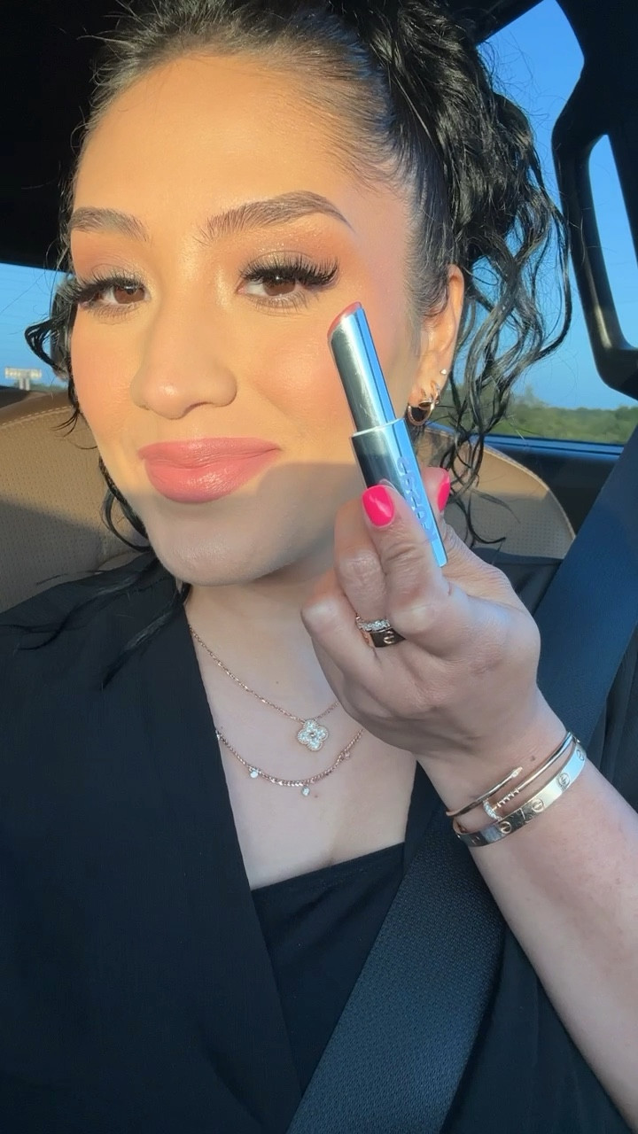 The most perfect pink lipstick/lip balm eveeeeeer. This is by kosas in the color hot beach. It’s a lipstick that you can put on without a mirror. Plus it smells absolutely divine 