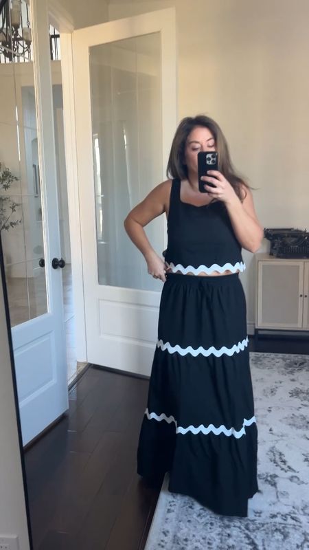 Two piece set. Great for a vacation outfit or travel outfit. Wearing a small. I’m 5’4