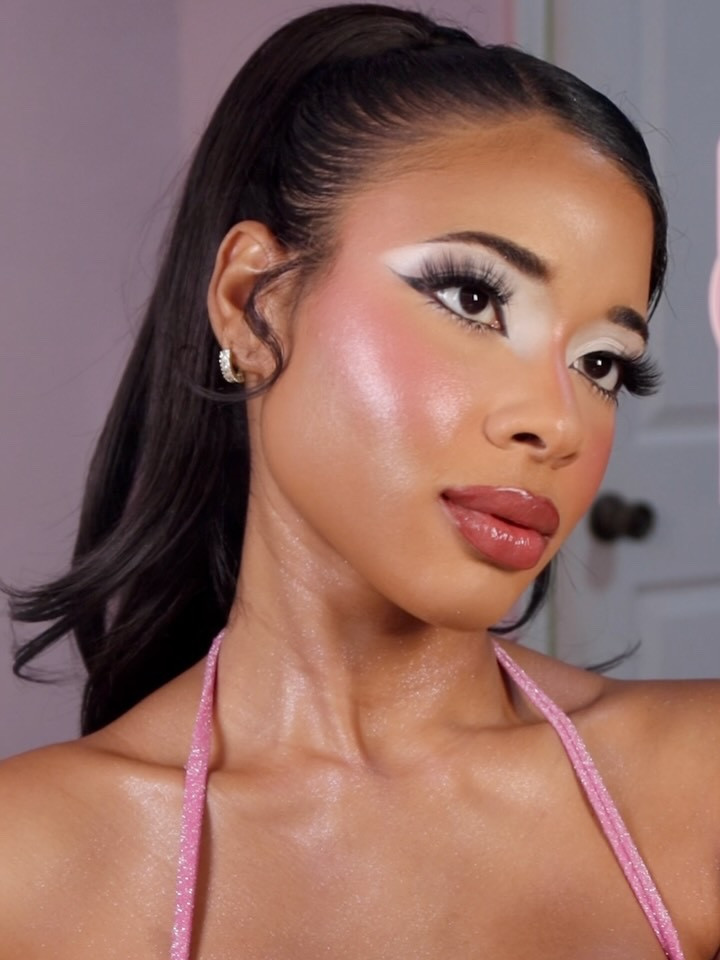 🤍✨☁️ inspo @sophiasinot 

@tirtir_global cushion foundation 
@hudabeauty concealer, sunset lychee blush, cotton candy blush, rose berry blush filter & bombshell liquid lipstick 
@plouise_makeup_academy liquid bronzer 
@patricktabeauty my love highlighter
@lillylashes miami flare 
@fentybeauty gloss bomb stick fu$$y 
@yslbeauty powder bronzer 
@anastasiabeverlyhills brow freeze & micro stroke brow pen
@aboutfacebeauty white noise fluid eye paint 
@iliabeauty liquid eyeliner 

#zaralarsson #makeup #beauty #giftedbyyslbeauty