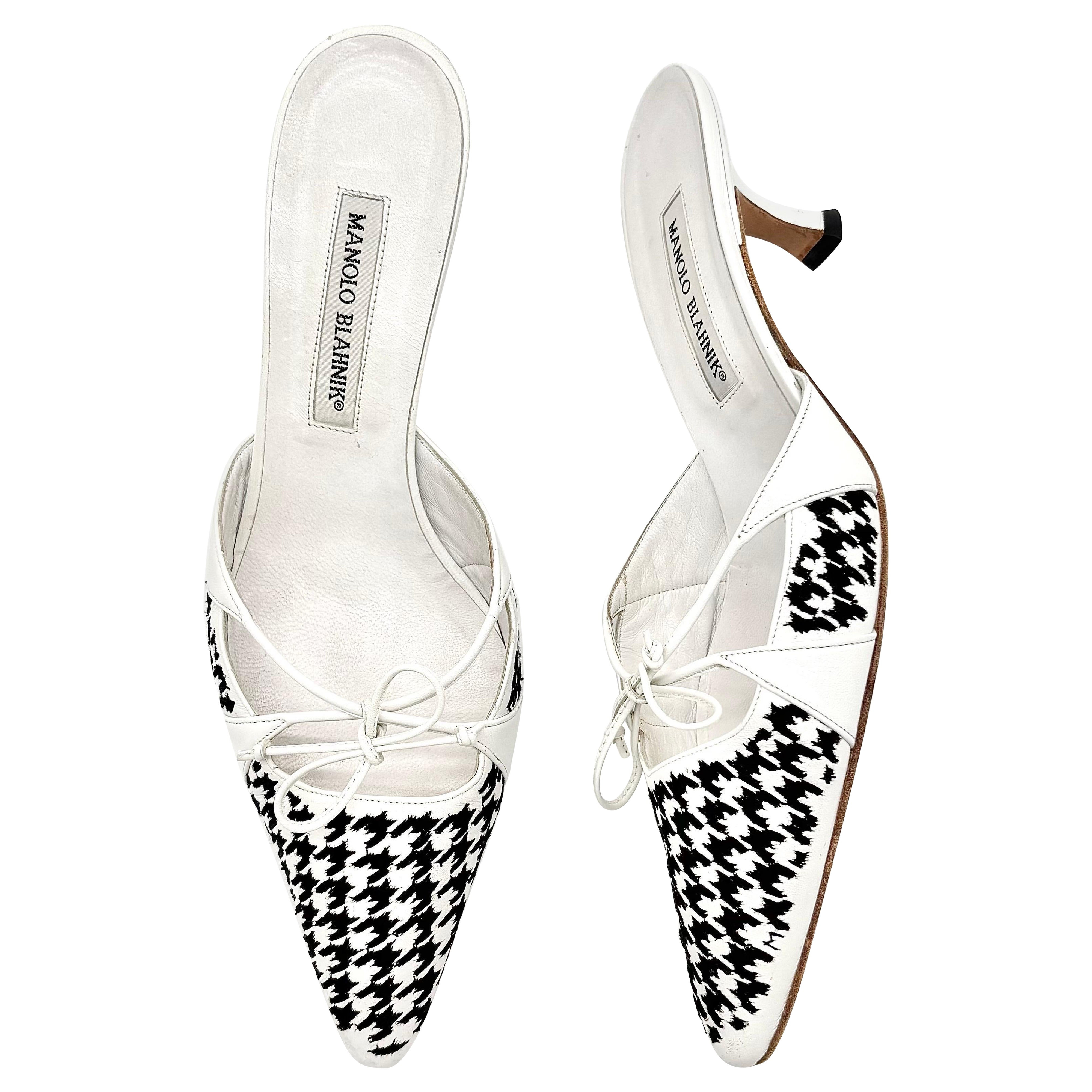 Vintage Manolo Blahnik Houndstooth Bow Pointed Toe Kitten Heel Mules Pumps 40.5 | 1stDibs