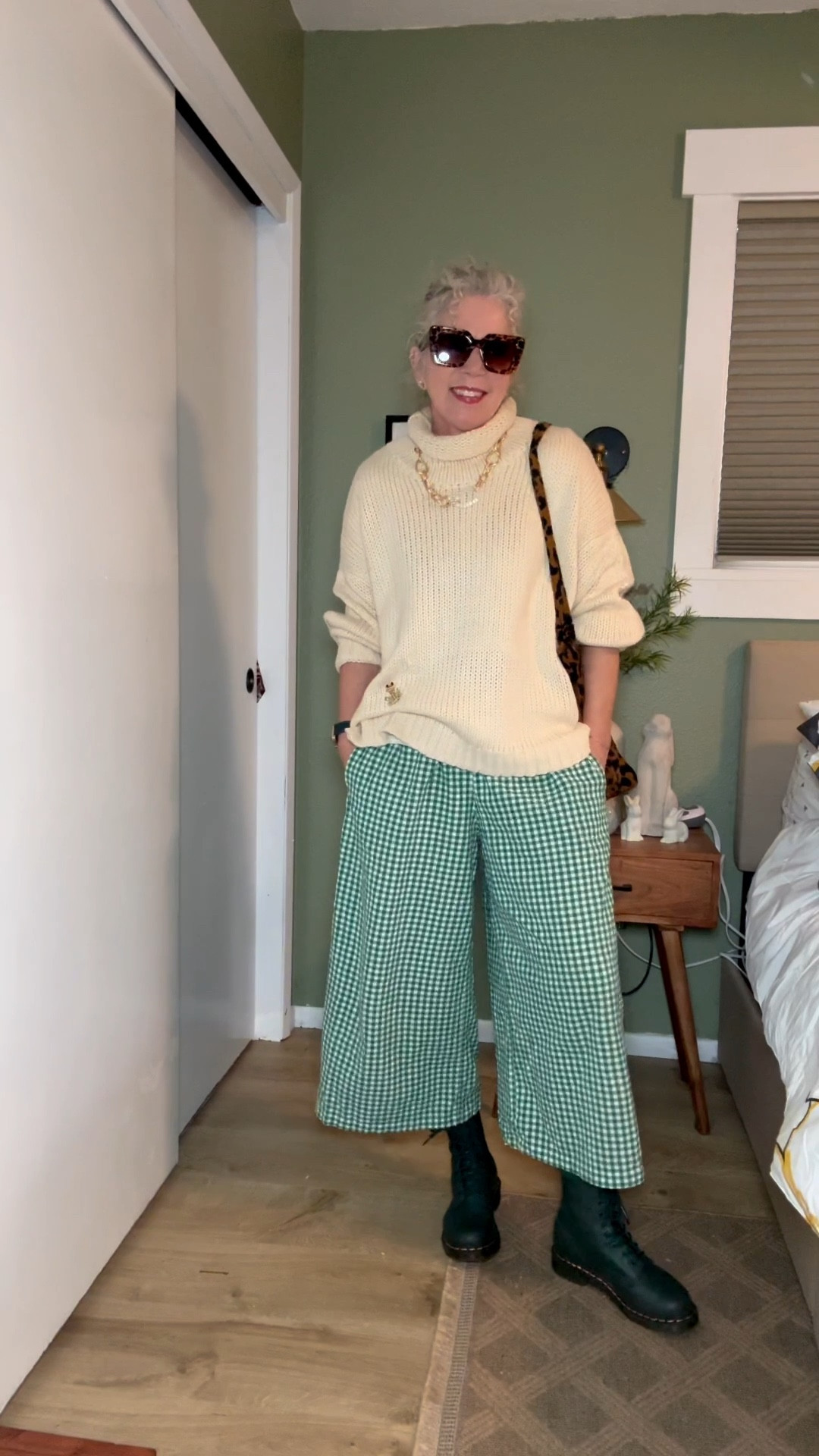 Noone can stop you when you have a Batman shirt on 😂🥰
Amazon pants Small
Dr marten boots are older 
Sweater is older 
Amazon bag