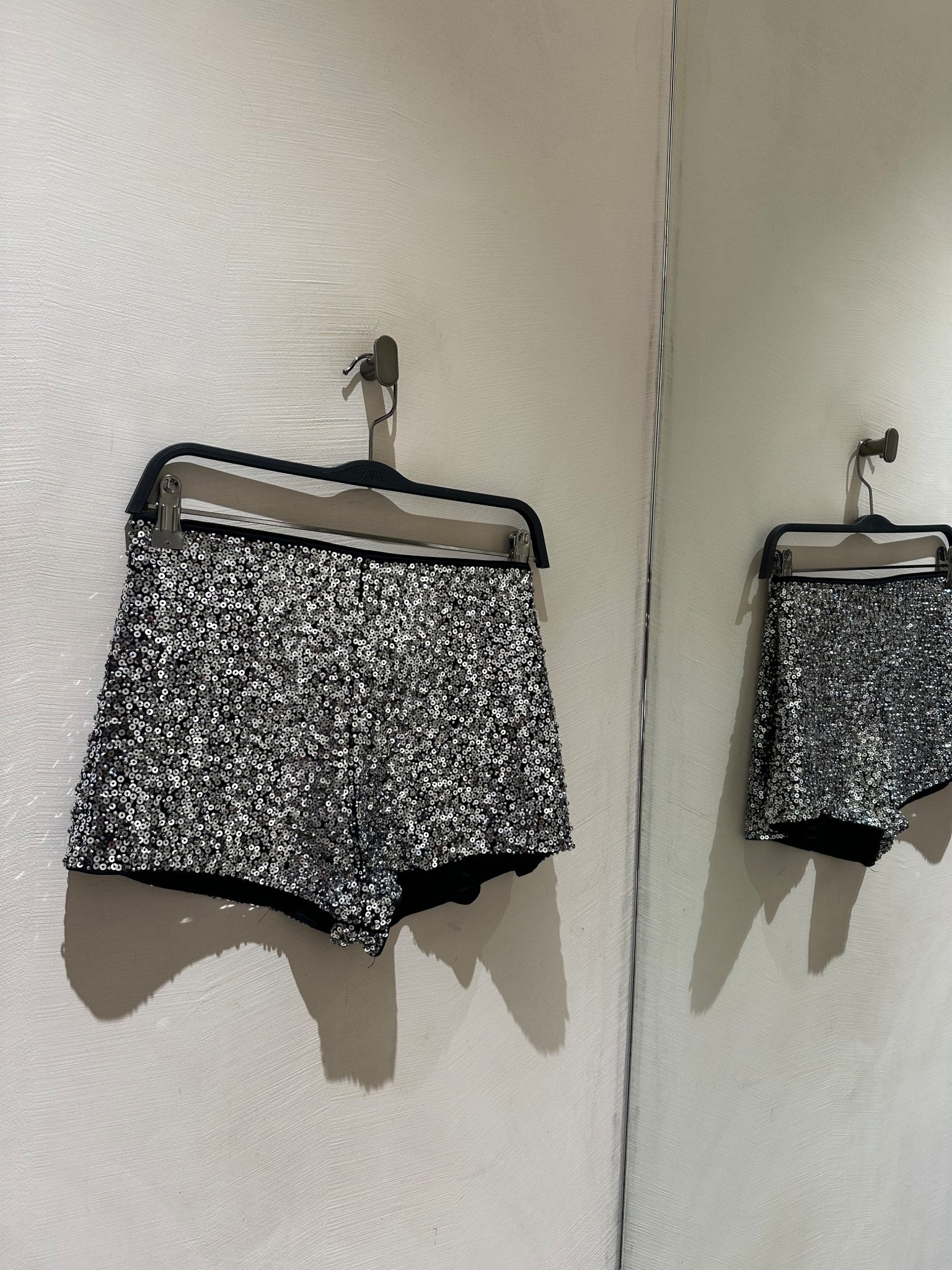 Sequinssssss 

Tags: sequins, corset top , brown blazer , faux cut coat , feathers , sequin skirt , sequin , Christmas , Christmas party outfit , belted coat , belted fur coat , hm , Zara , 


#LTKfestive #LTKwinter #LTKgiftguide