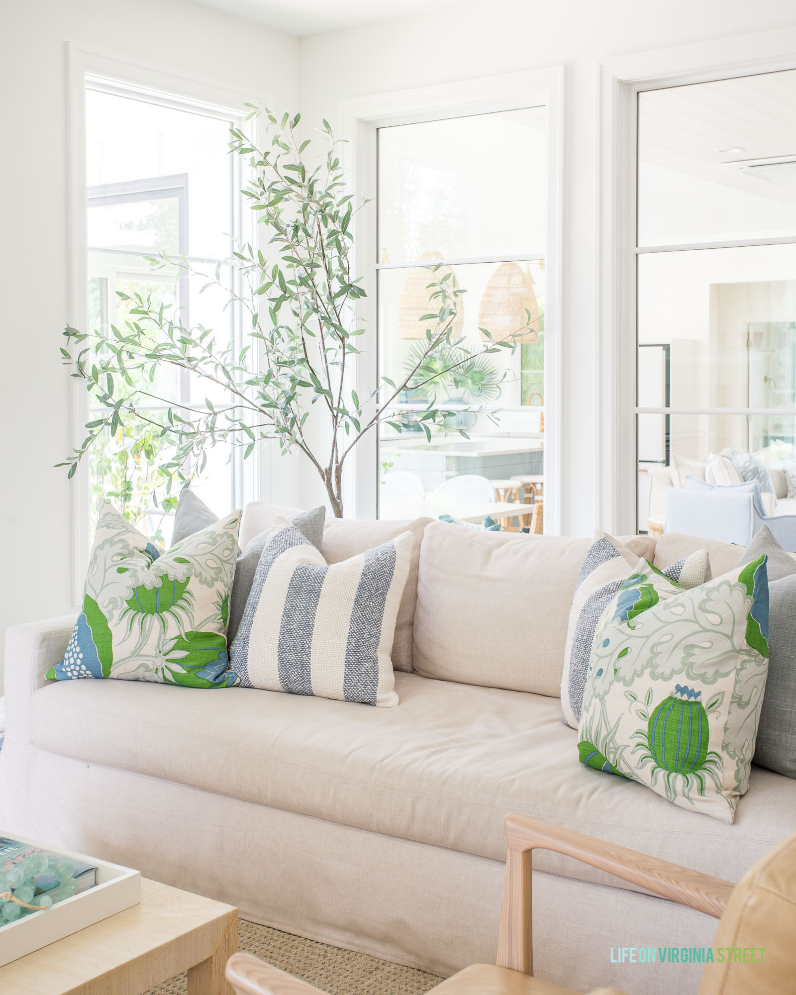 Modern summer living room decor 

 #LTKSeasonal #LTKHome