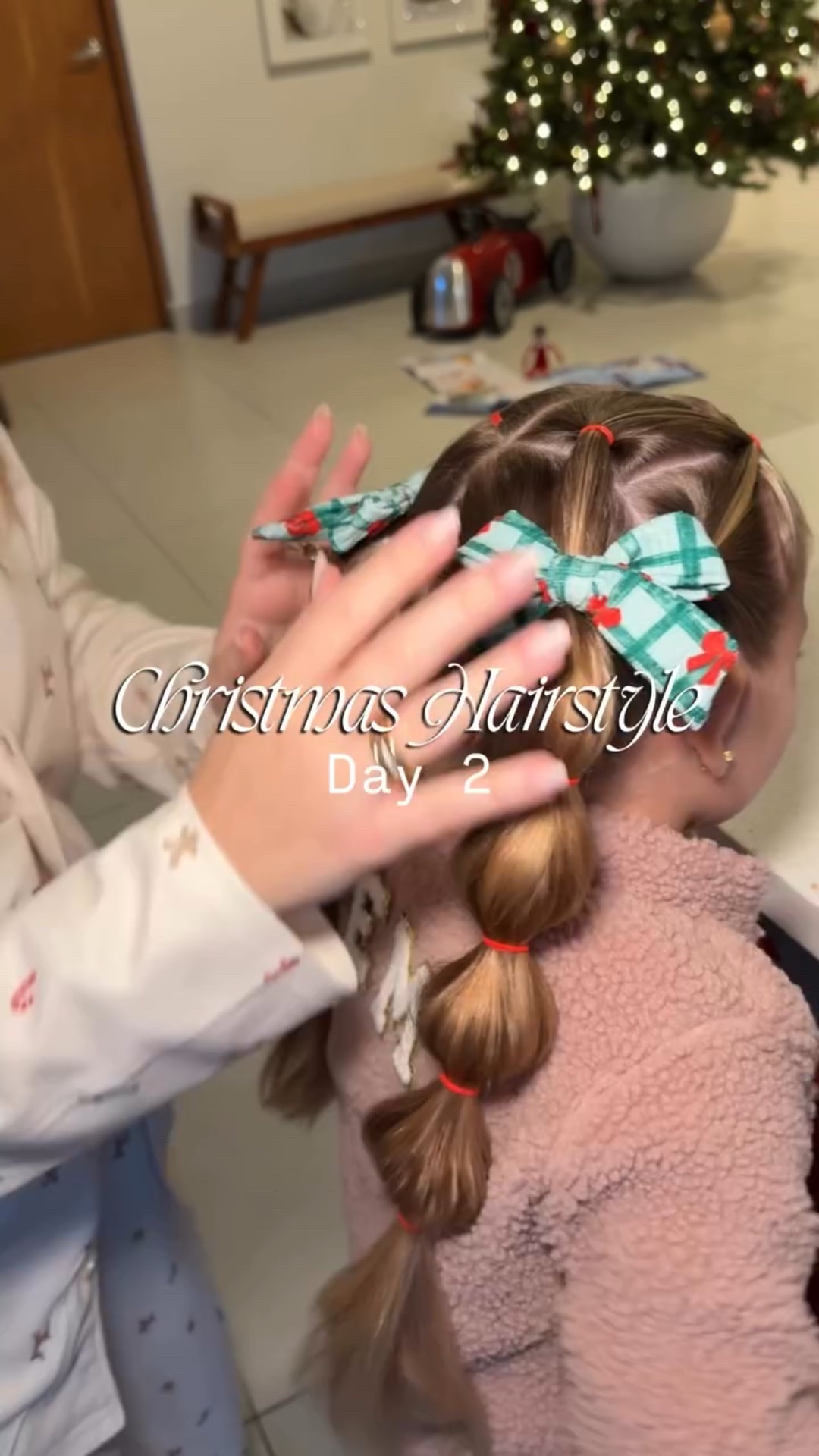 ✨ 12 Days of Christmas Hairstyles – Day 2 ✨

Para el segundo día nos fuimos bold con dos bubble braids elevadas 😍 Súper rápidas, prácticas y full Christmas vibes.
Pero seamos honestas… los lazos navideños se robaron el show 🎄🎀
Solo cruzo los dedos para que en la escuela no le digan nada porque yo AMÉ este look 🤣

Cuéntenme: ¿usarían este peinado para el día a día o solo para Navidad? 👇🏻✨

Si quieren links de los productos y los lazos, comenten “hairstyle”.

#HairstyleTutorial #PeinadosParaNiñas #ChristmasHairstyles #BubbleBraids #HolidayHai