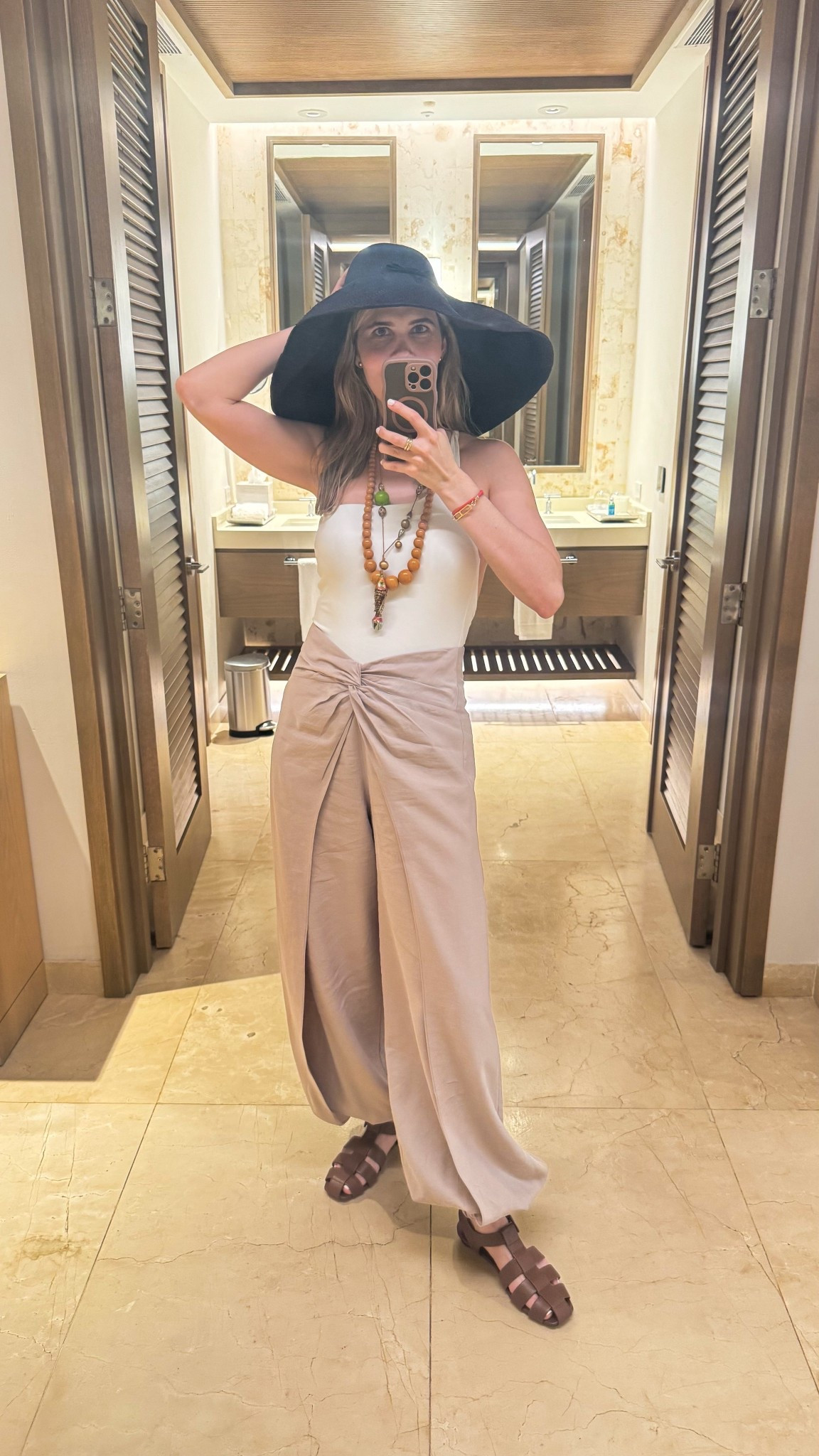 Wide leg con drapeado frontal: una silueta que estiliza y aporta movimiento sin perder comodidad👌🏻

#LTKSeasonal #LTKStyleTip #LTKU