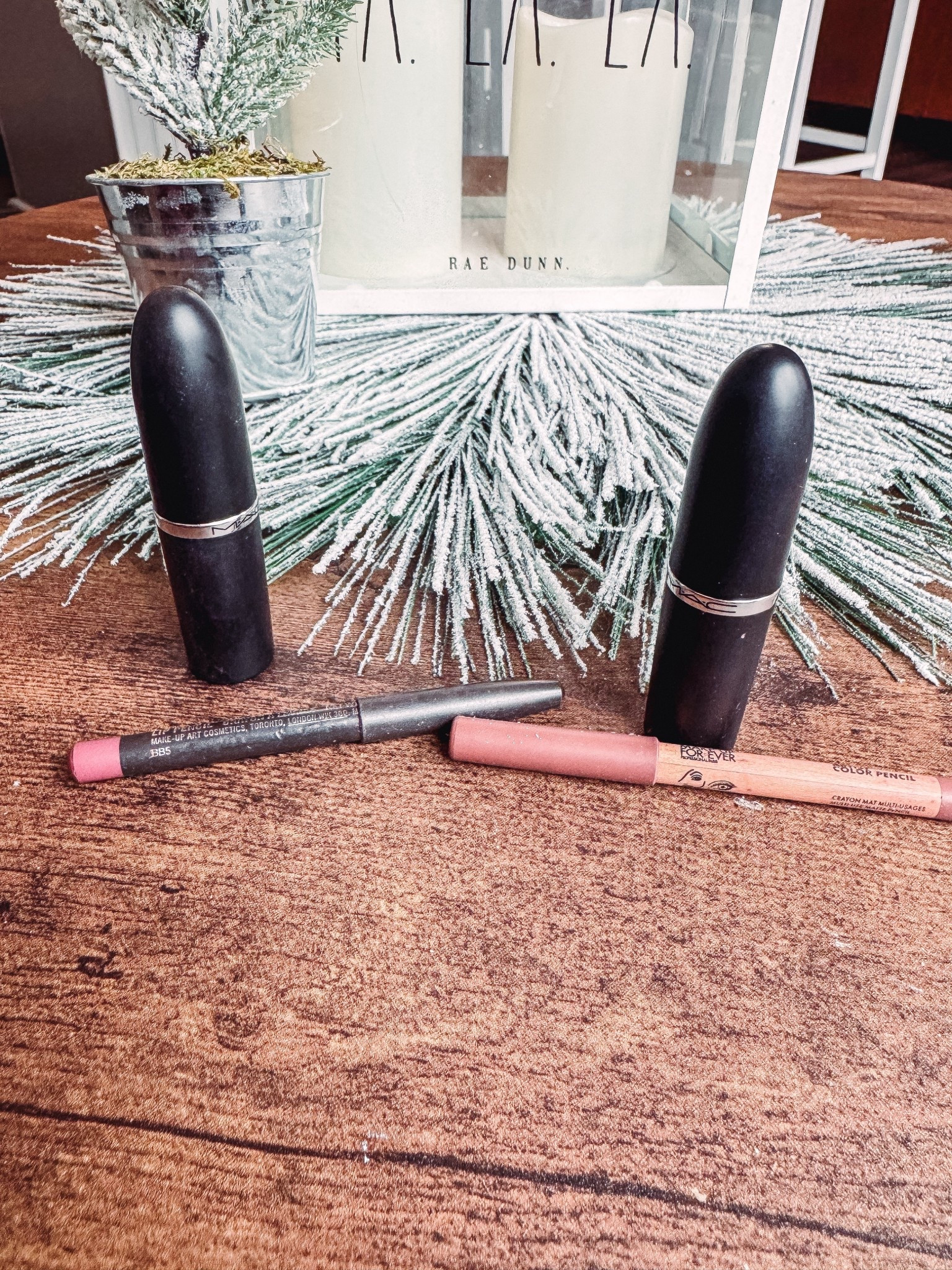 My go-to lip combos this holiday season 💋  
MAC Soar lipliner with MAC Pink Peppermint (I’m obsessed with this!!)

Makeup Forever Anywhere Caffeine Liner and MAC Blankety (or pair Blankety with MAC Cool Spice liner!) 💋


#LTKgrwm #LTKBeauty #LTKHoliday