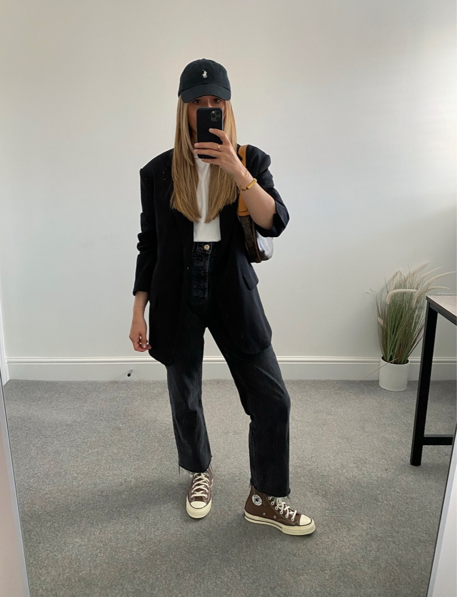 Ways to wear brown converse 🤎

Black blazer, white T-shirt, black straight cropped leg jeans and a cap. 



#LTKSeasonal #LTKeurope #LTKstyletip