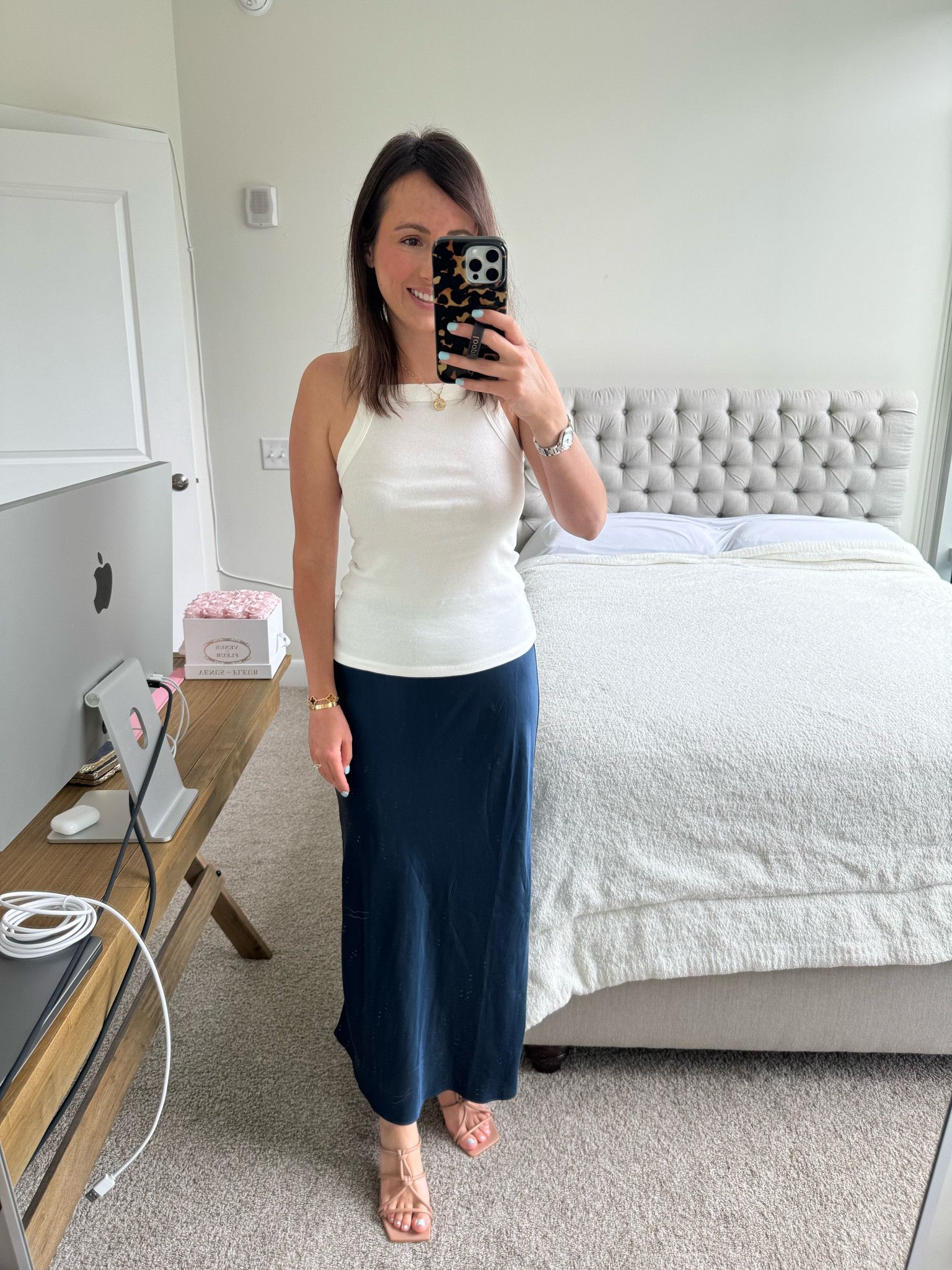 Madewell satin silk maxi skirt in size 2. Bought the 0 and it fits better in the waist but I like how the 2 looks better. I feel like this style of skirt looks better more loose for some reason



#LTKFindsUnder100 #LTKSeasonal #LTKStyleTip