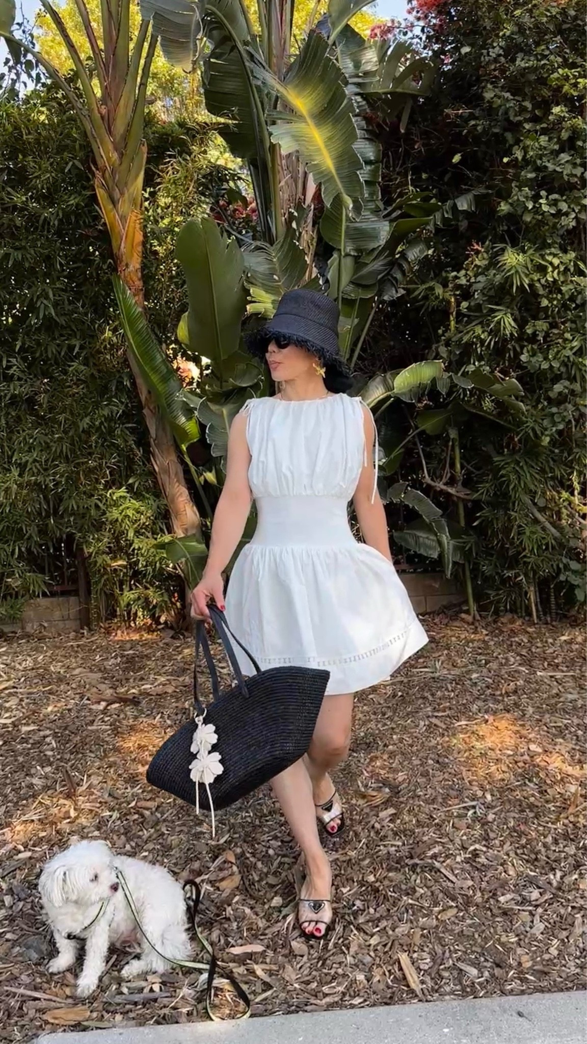 OOTD: black and white. 

White cotton mini dress, with pockets, yes or no?

#LTKootd