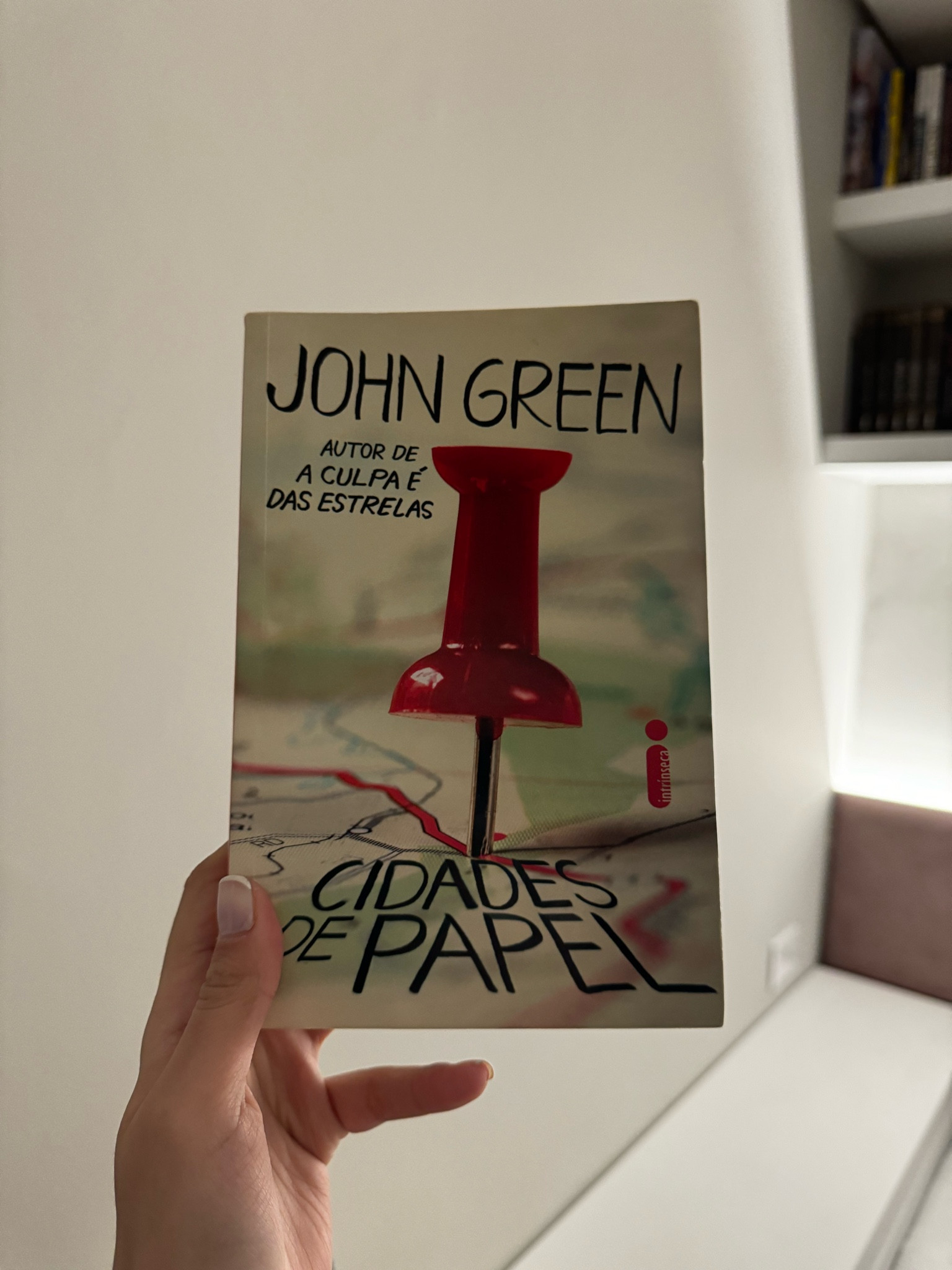 “Assim que a noite de aventuras acaba e um novo dia se inicia, Q vai para a escola e então descobre que o paradeiro da sempre enigmática Margo é agora um mistério. No entanto, ele logo encontra pistas e começa a segui-las. Impelido em direção a um caminho tortuoso, quanto mais Q se aproxima de Margo, mais se distancia da imagem da garota que ele achava que conhecia"

#LTKstyletip #LTKgiftguide #LTKover50style