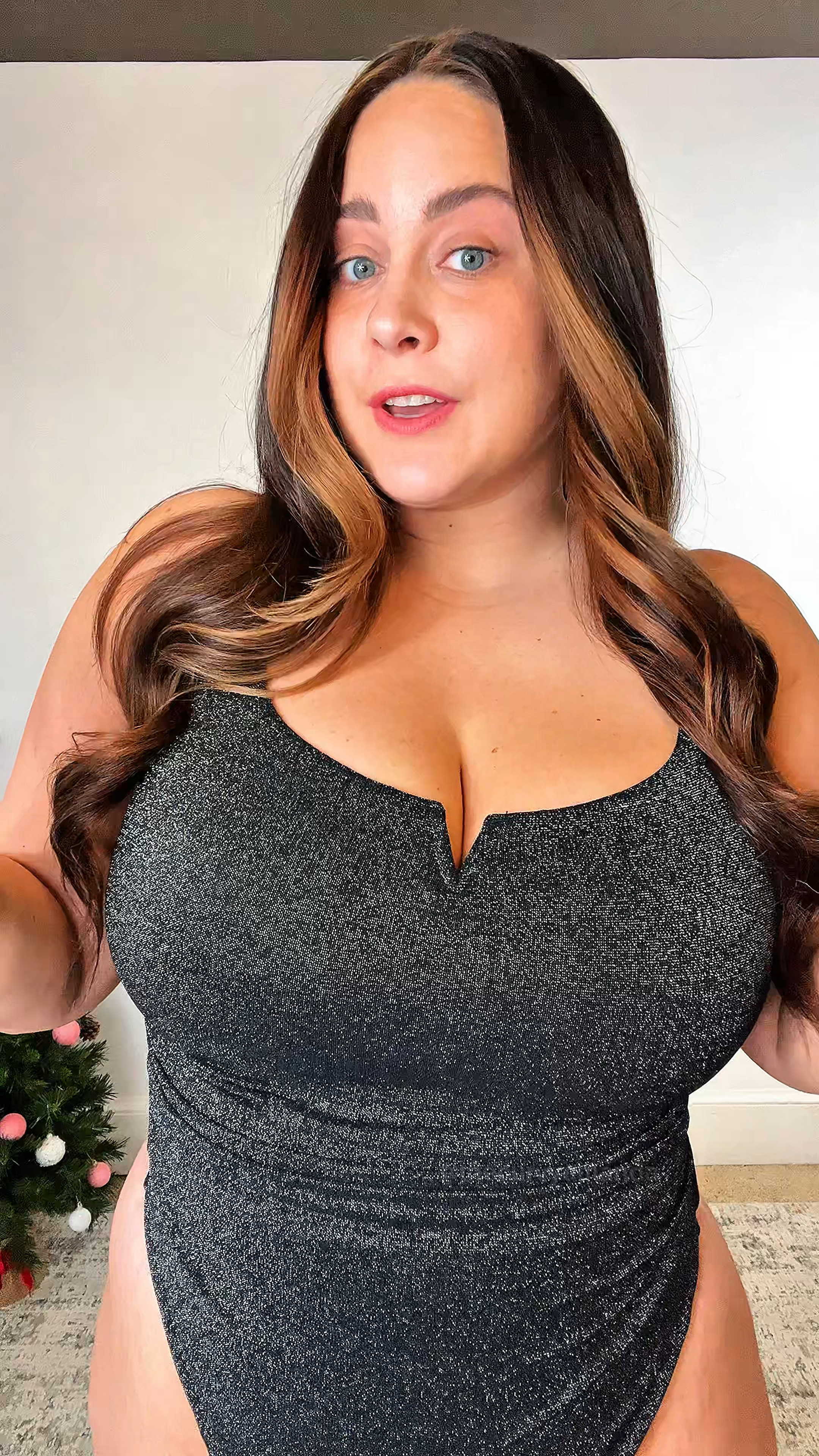 NYE bodysuit! 

Built in Shapewear / built in bra 

Shown in size XXL 

Jeans size 34

