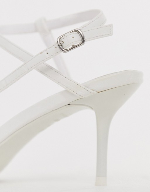 New Look – Weiße Sandalen mit niedrigem Absatz | ASOS DE