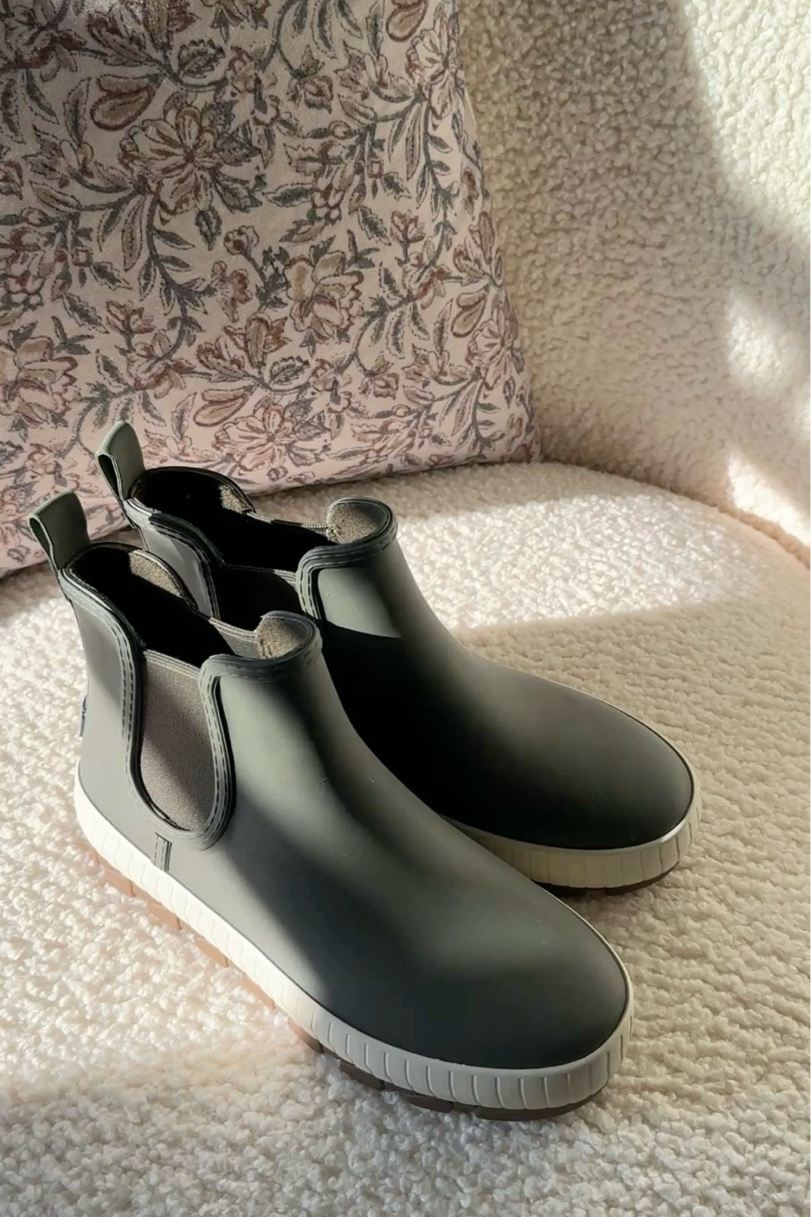 I found the perfect pair of Sperry women’s fall rain/all-weather trendy boots — pictured here is the olive color & they run true to size.

#Amazonfashion
#LTKFindsUnder100 #LTKStyleTip