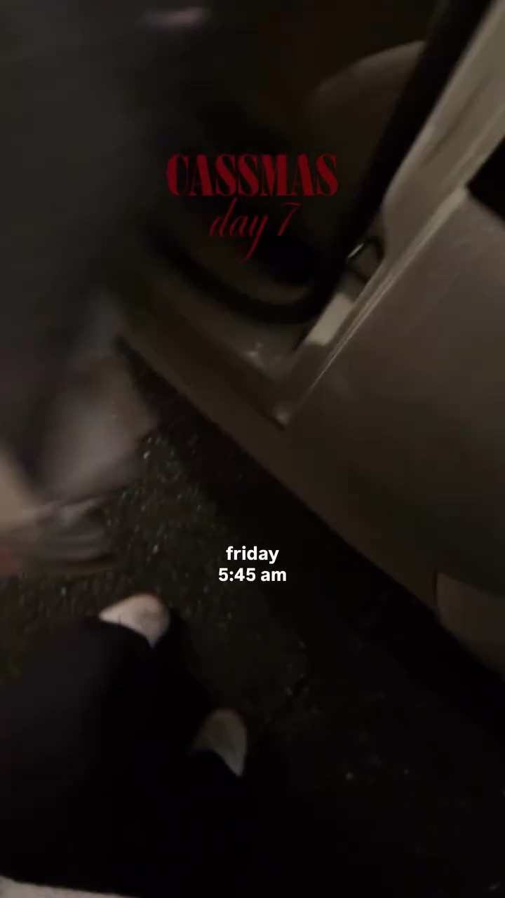 CASSMAS DAY 7 🎄✨ a weekend in Seattle vlog!! Headed to Seattle for the big annual family festivus party, ate my body weight in tacos + ended up a teeny bit sleep deprived but had the best time 🥂

#vlogmas2025 #vlogmas