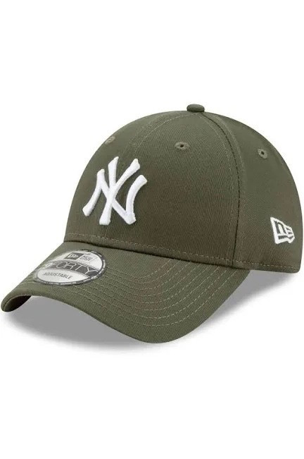 The New Era Yankees cap is a true classic. Streetwear, sporty, and iconic – it’s the kind of piece that never goes out of style. I throw it on with denim and sneakers for that cool NYC vibe, but it honestly works with anything casual. A must-have if you love timeless street style.