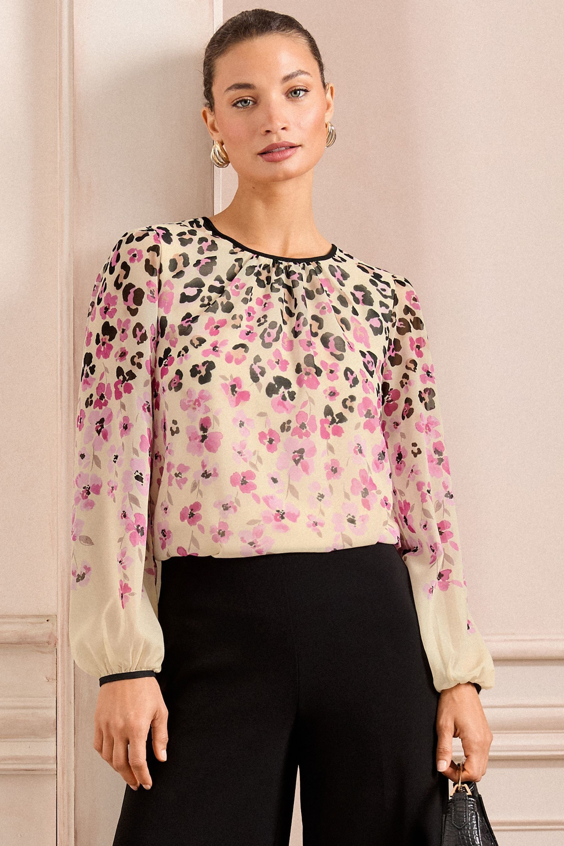 Love & Roses - langärmlige Bluse mit Rundhalsausschnitt, Print und Spitzen-Detail34 | Next EU