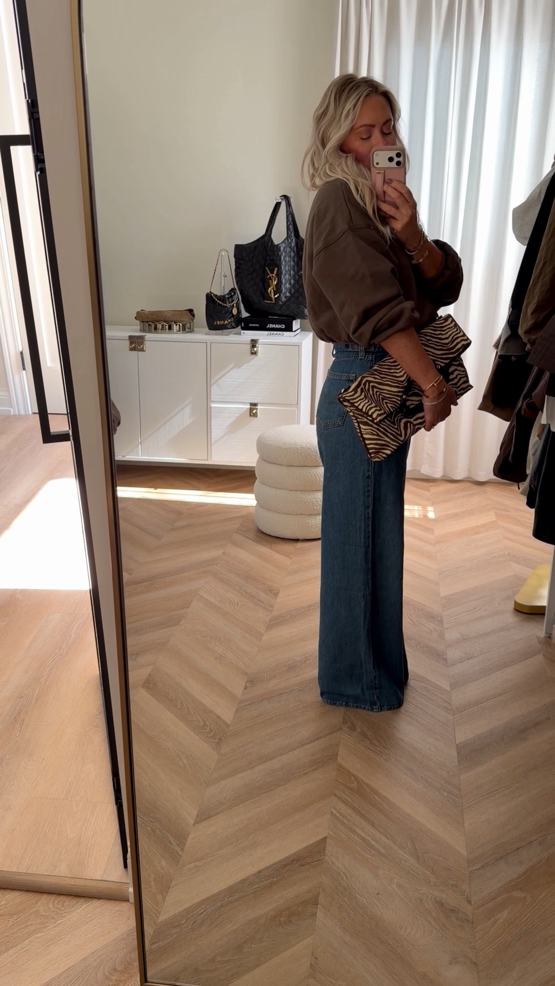 In my 40s and officially obsessed with cinch waist denim. 👖 I think I own five pairs at this point! 😂 This full-length, baggy style is SO soft, ridiculously comfortable, and actually affordable. The fit is everything. Also loving the barrel leg version!🍂🤌🏼


Cinch waist jeans. Wide leg denim. Affordable fall fashion. Casual outfits over 40. Fall denim trends.