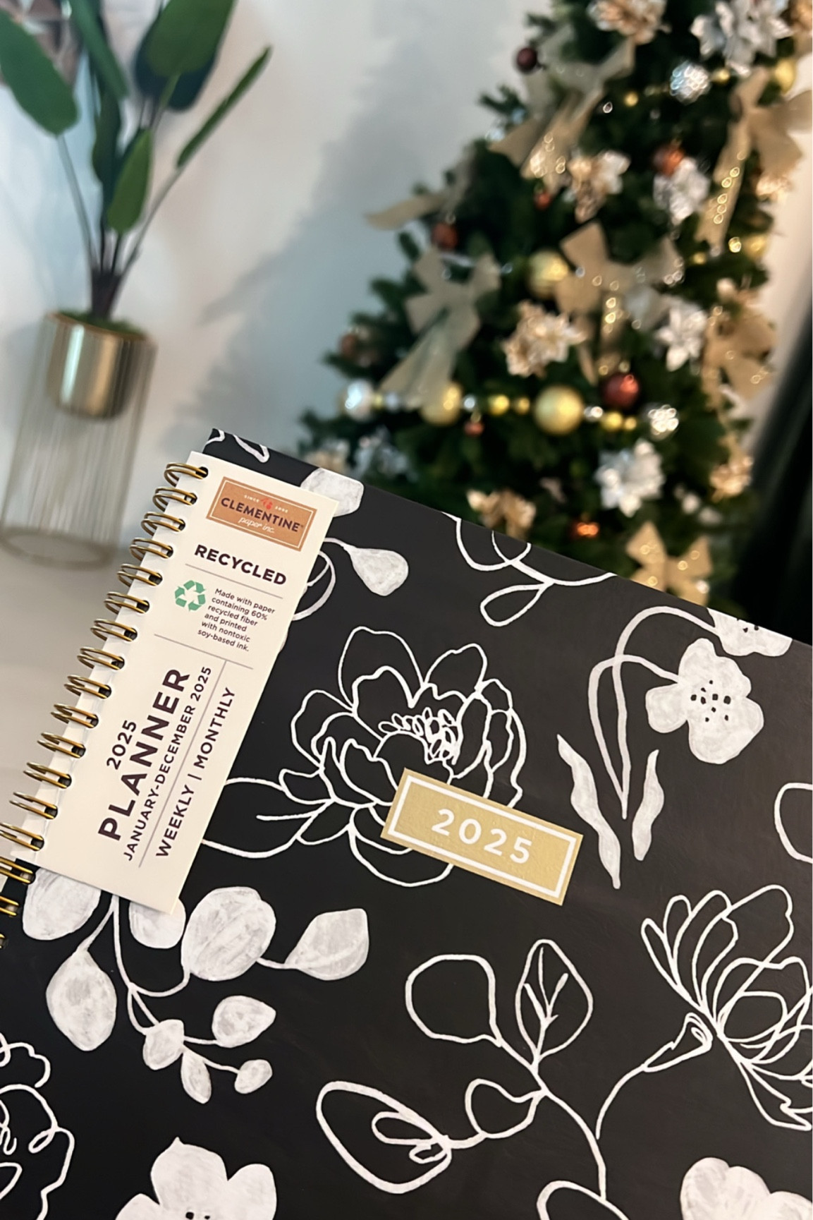 When your coworkers supports your content shenanigans! Planners makes the perfect last minute gift 🎁 