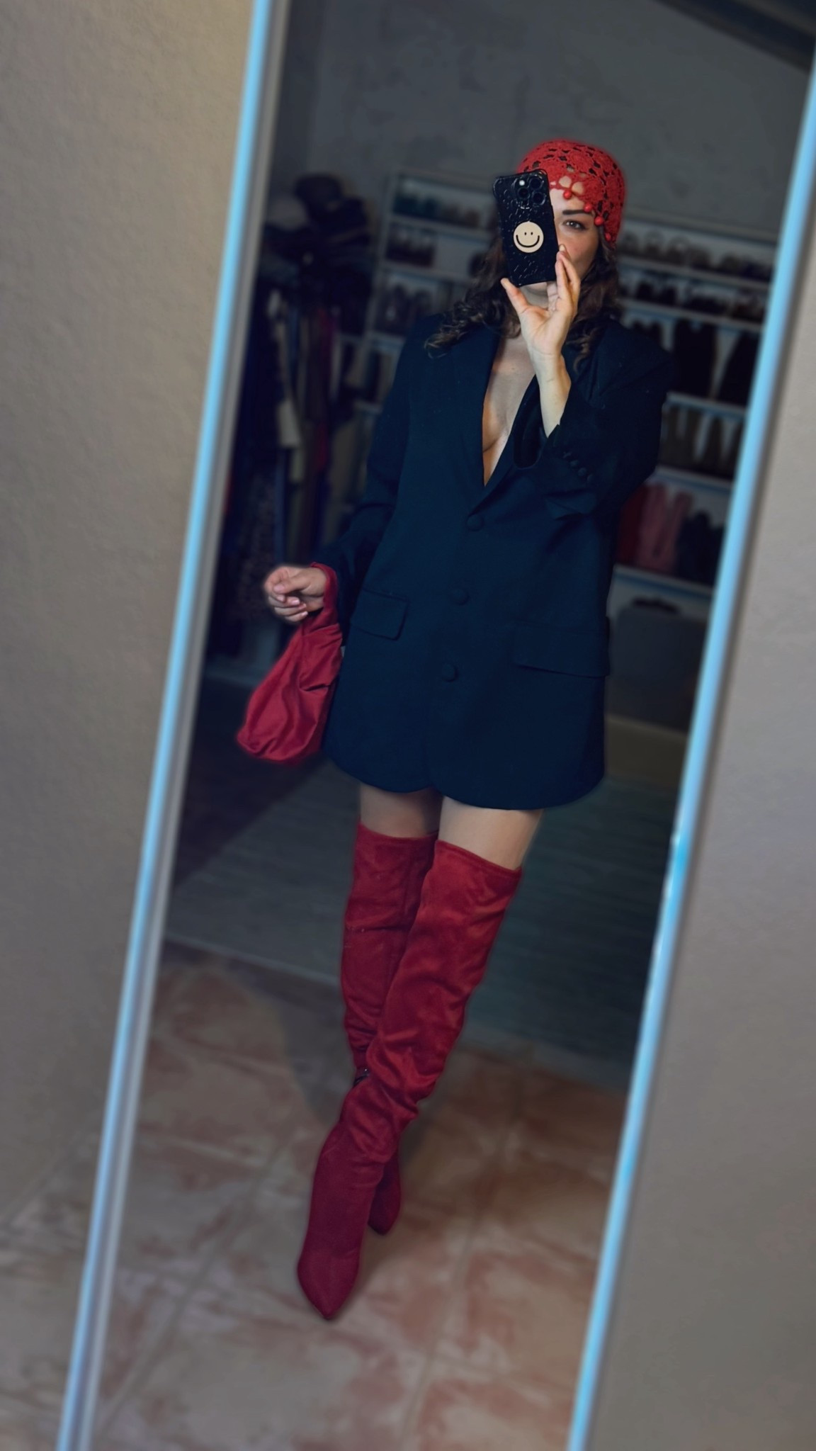 Blazer negra & botas rojas 

#LTKdayinmylife